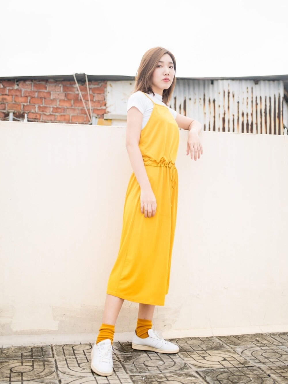 「ootd、yellow、outfit、ZARATRF、stan smith」｜「ZARA TRFのアイテム（ジャンパースカート、ゴールド系）」を使った、Bernice Sioさん（レディース・162cm）の春コーディネートの1枚目の写真