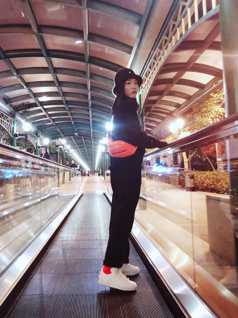 「ootd、outfit、秋のコーデ、orange、black、KANGOL、adidas、stan smith、UNIQLO、asos」｜「mki miyuki zokuのアイテム（ボディバッグ/ウエストポーチ、オレンジ系）」を使った、Bernice Sioさん（レディース・162cm）の冬コーディネートの1枚目の写真