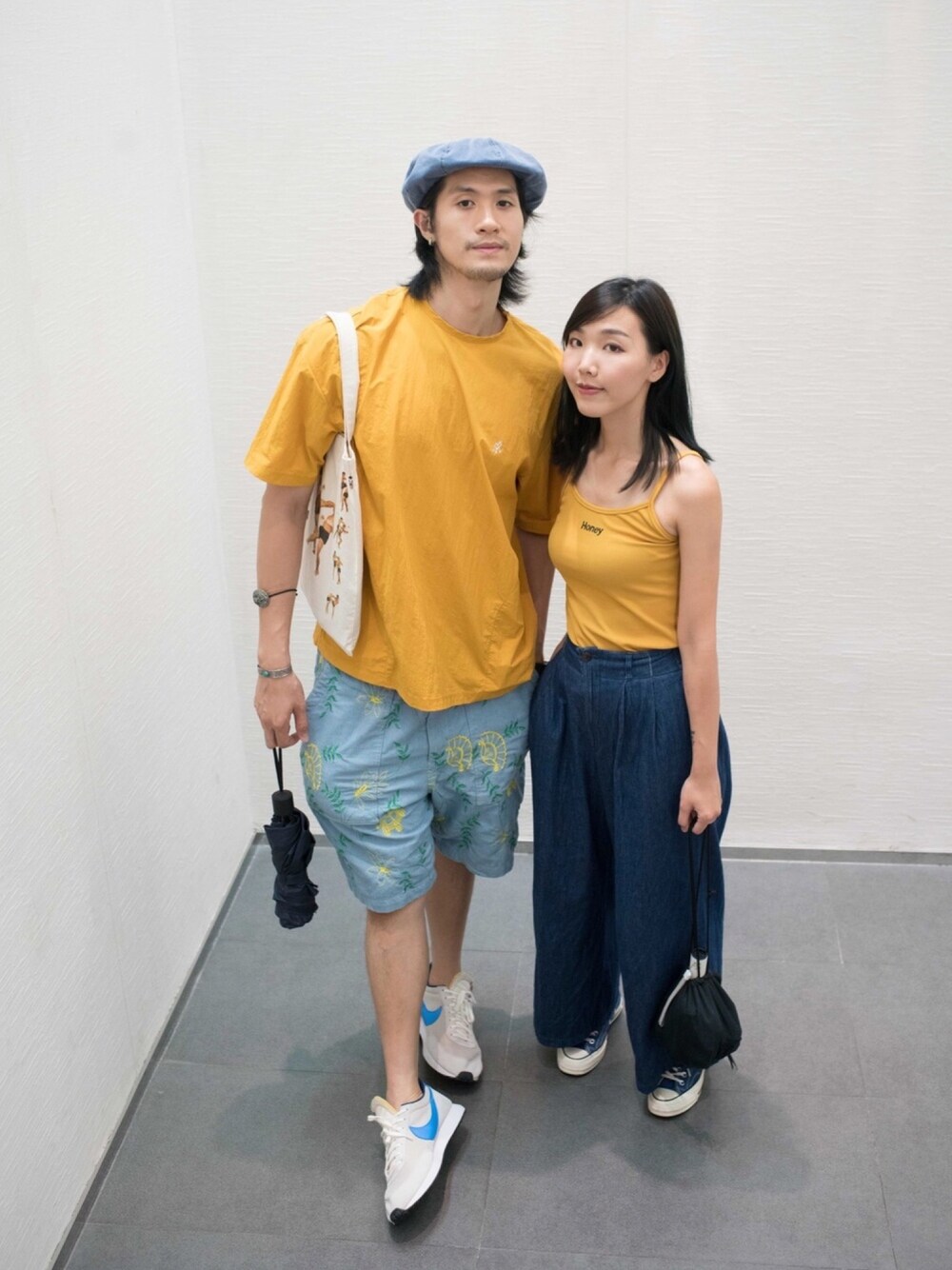 「夏コーデ、大人カジュアル、outfit、ootd、outfitoftheday、couple、blue、yellow、converse、GU」｜「monki storeのアイテム（トートバッグ、ブラック系）」を使った、Bernice Sioさん（レディース・162cm）の夏コーディネートの1枚目の写真