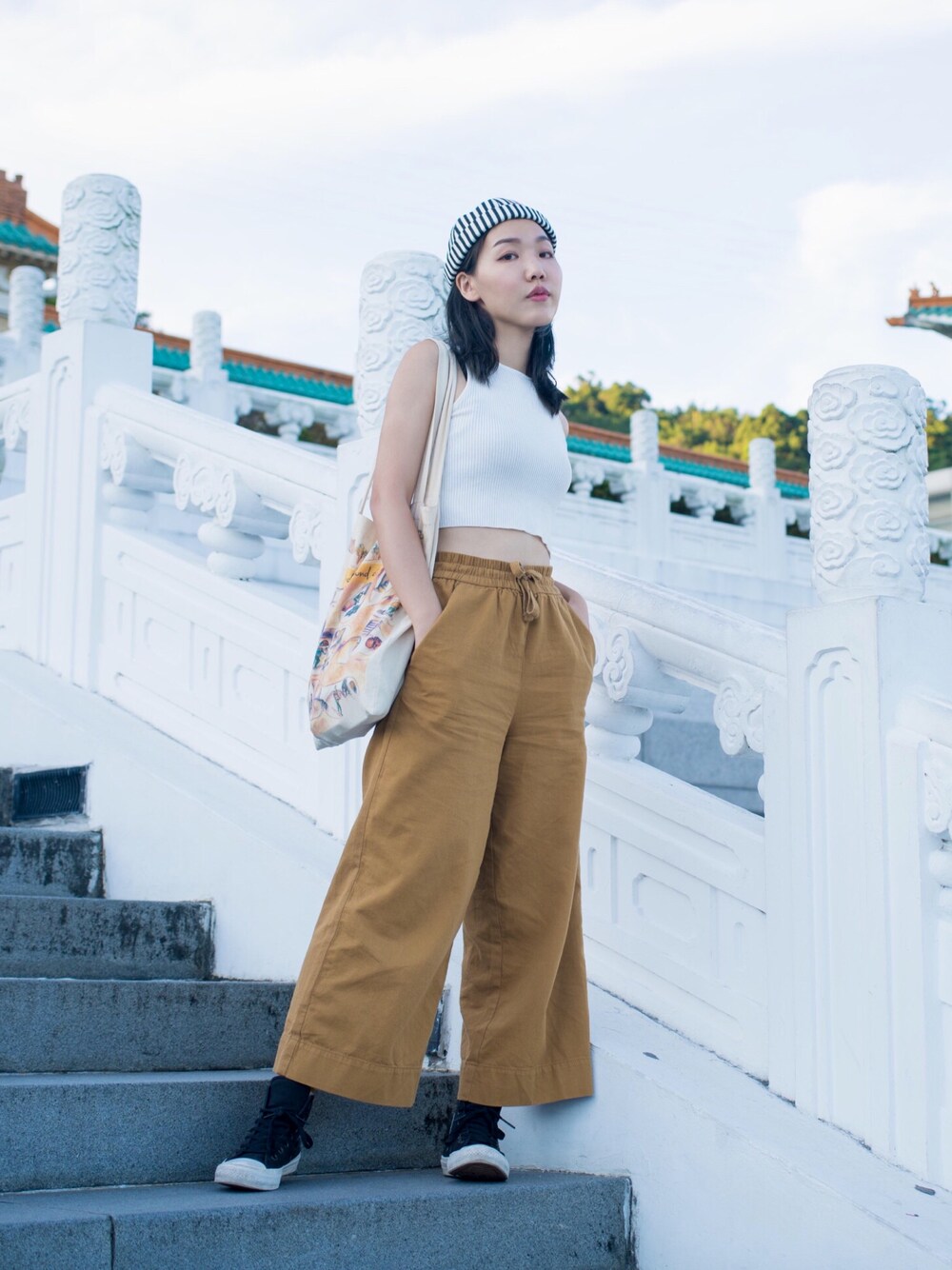 「ootd、outfit、Taiwan、WEARBOOKエントリー、converse、MONKI、帽子、lookbook、black、BROWN」｜「MONKIのアイテム（チノパンツ、ゴールド系）」を使った、Bernice Sioさん（レディース・162cm）の秋コーディネートの1枚目の写真