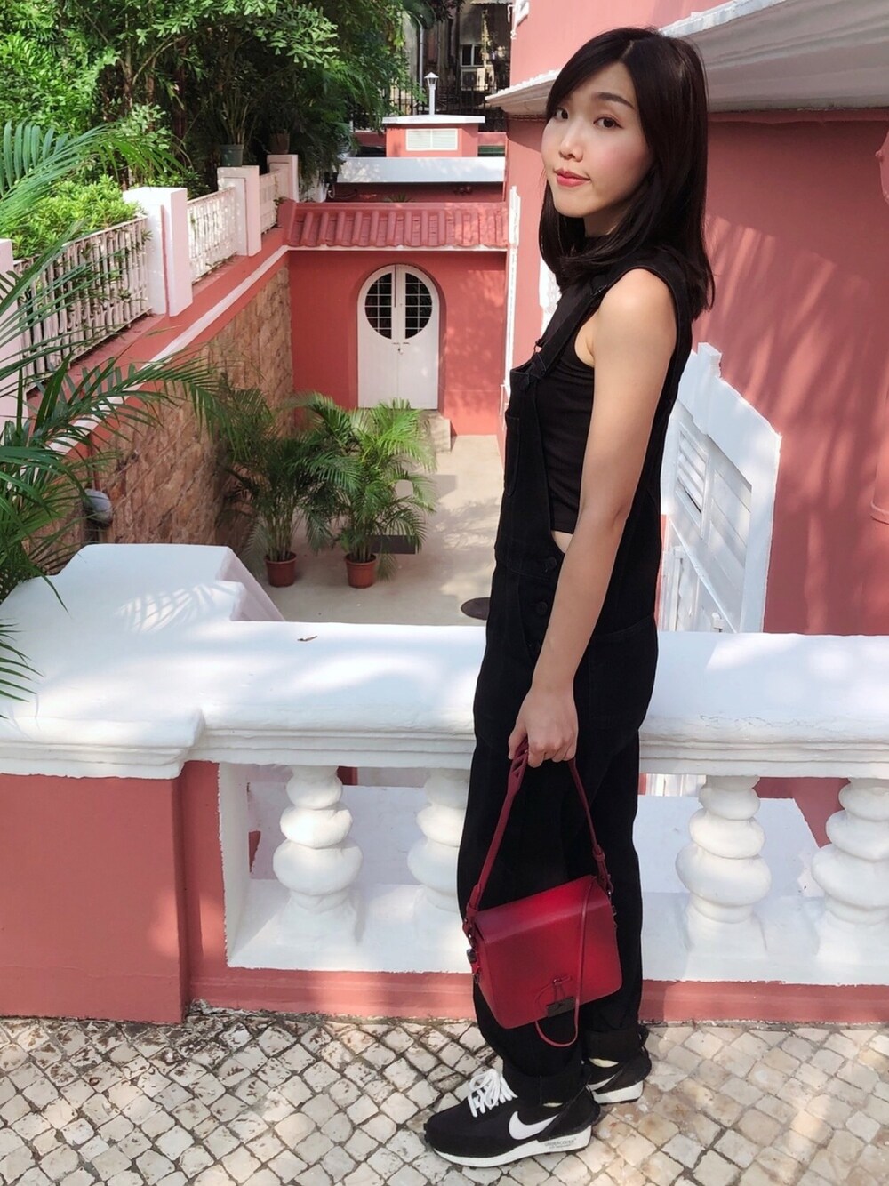 「black、off white、MONKI、UNDER COVER、NIKE、outfit、ootd、lookbook、WEARBOOKエントリー」｜「off whiteのアイテム（バッグ、レッド系）」を使った、Bernice Sioさん（レディース・162cm）の秋コーディネートの1枚目の写真