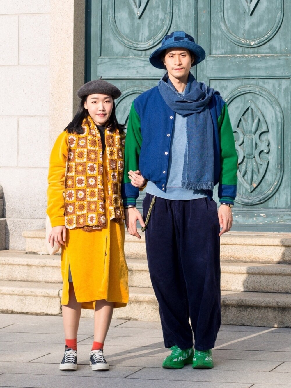 「冬、休日スタイル、ootd、WEARBOOKエントリー、couple、converse、blue、orange、street、storymfg」｜「CONVERSEのアイテム（スニーカー、ブラック系）」を使った、Bernice Sioさん（レディース・162cm）の冬コーディネートの1枚目の写真