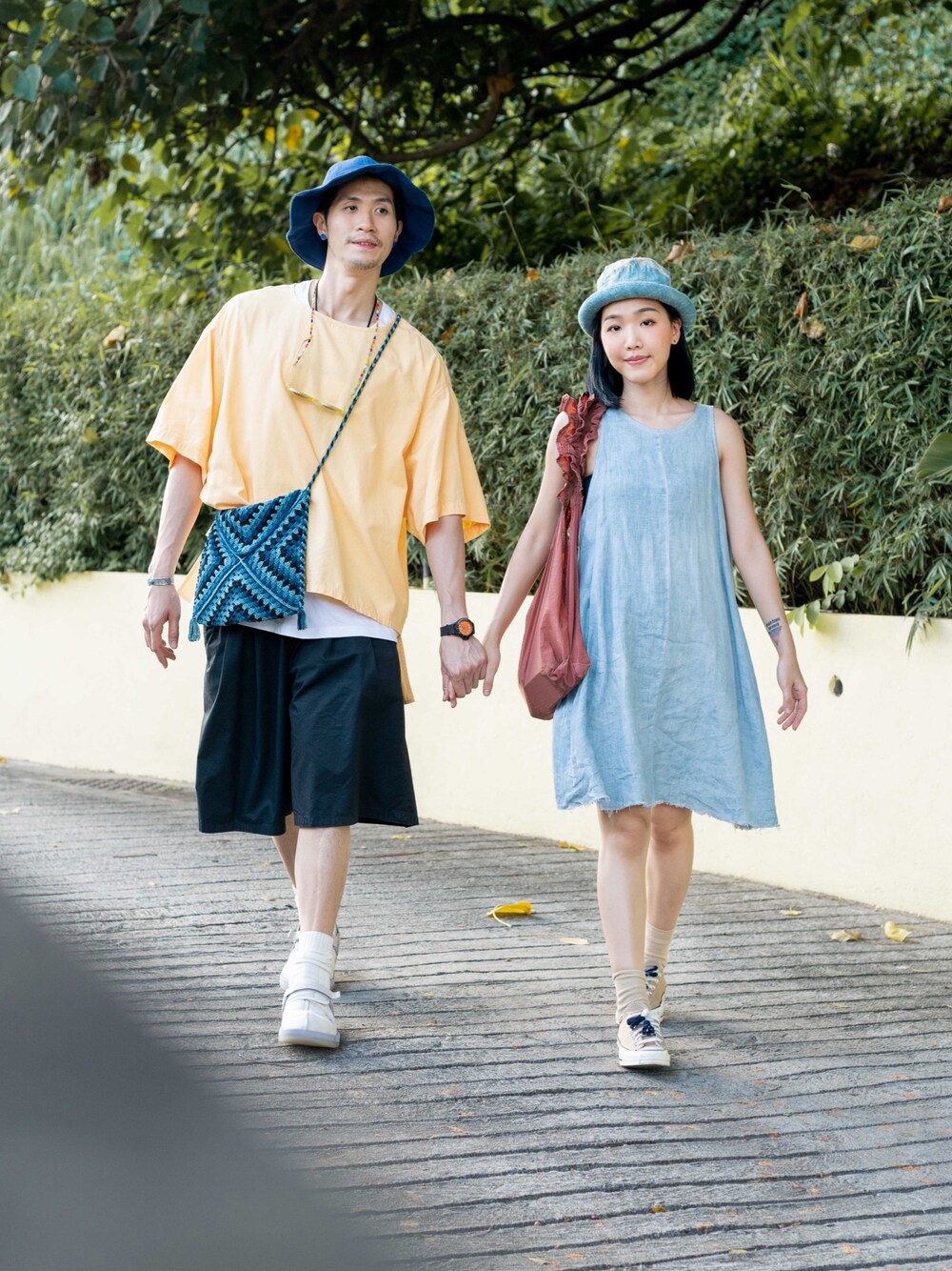 「ootd、夏、couple、outfit、lookbook、converse、ZARA、blue、yellow、休日スタイル」｜「ZARAのアイテム（ジャンパースカート、ブルー系）」を使った、Bernice Sioさん（レディース・162cm）の春コーディネートの1枚目の写真