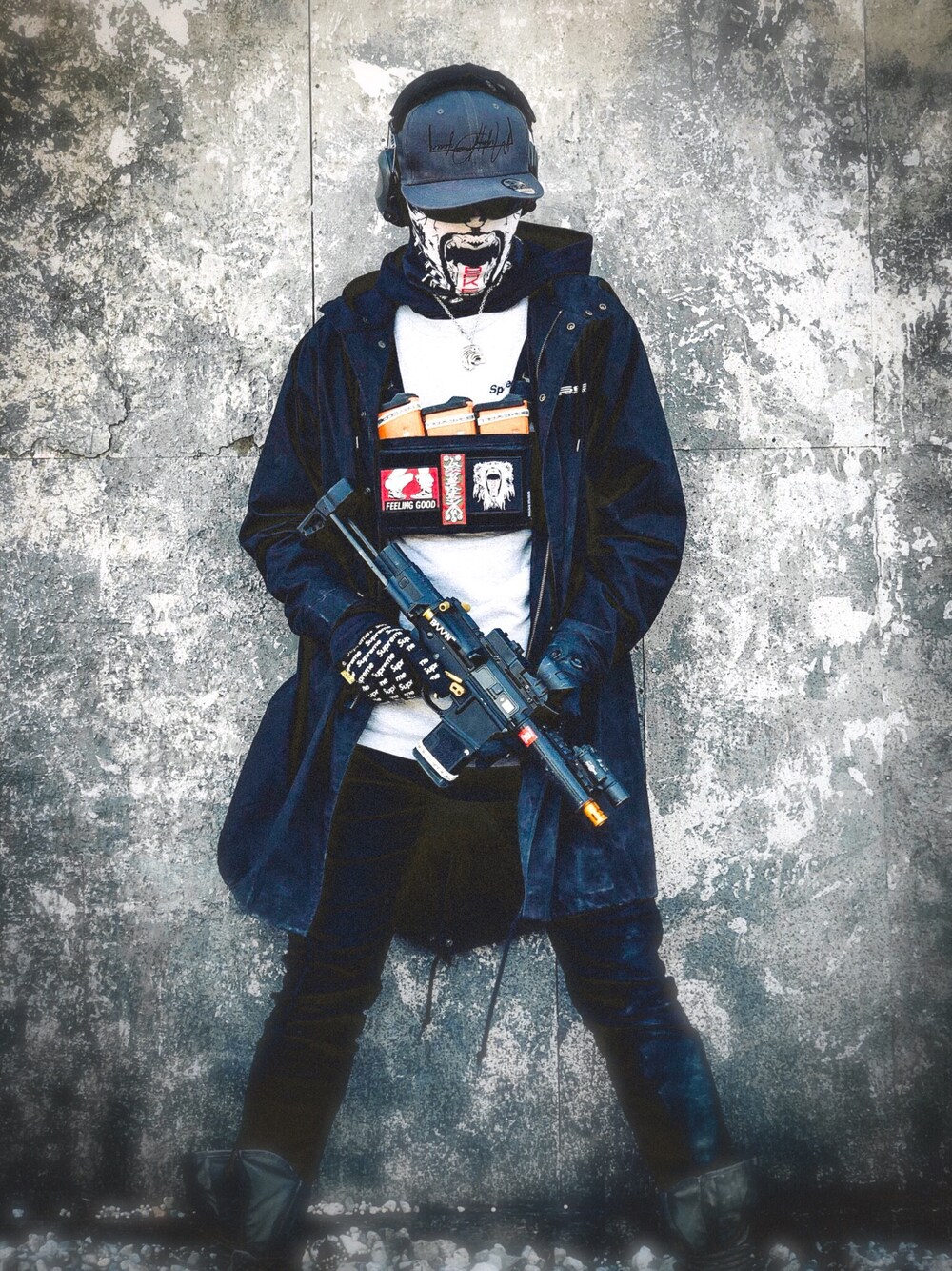 グレー系のブーツ、ブラック系のモッズコート、ブラック系の手袋を着用したメンズの冬コーディネートの1枚目の写真