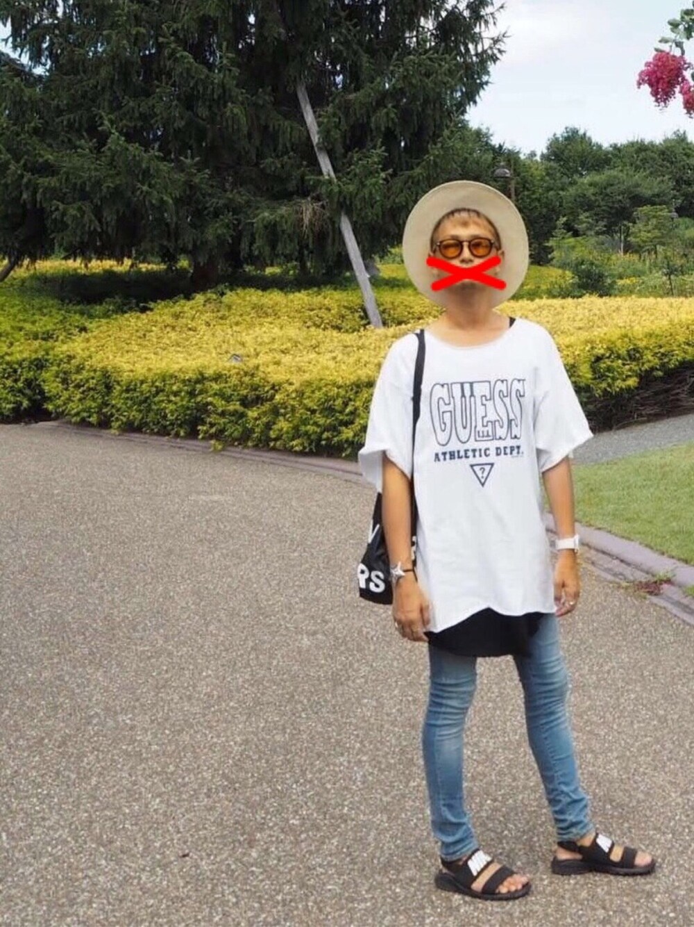 ホワイト系のTシャツ/カットソー、ブラック系のショルダーバッグ、ブルー系のデニムパンツを着用したメンズの夏コーディネートの1枚目の写真