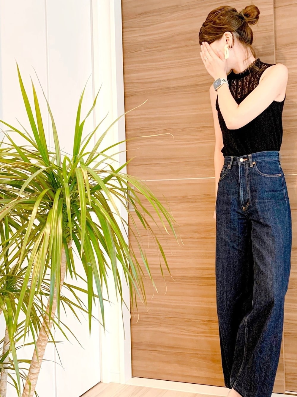 「デニムコーデ、moussy、ママコーデ、ママファッション、高身長、長身、今日のコーデ、ワイドパンツ、カジュアルコーデ、シンプル」｜「MOUSSYのGBL MV WIDE STRAIGHT（デニムパンツ、ブルー系）」を使った、Kazuuuさん（レディース・171cm）の夏コーディネートの1枚目の写真