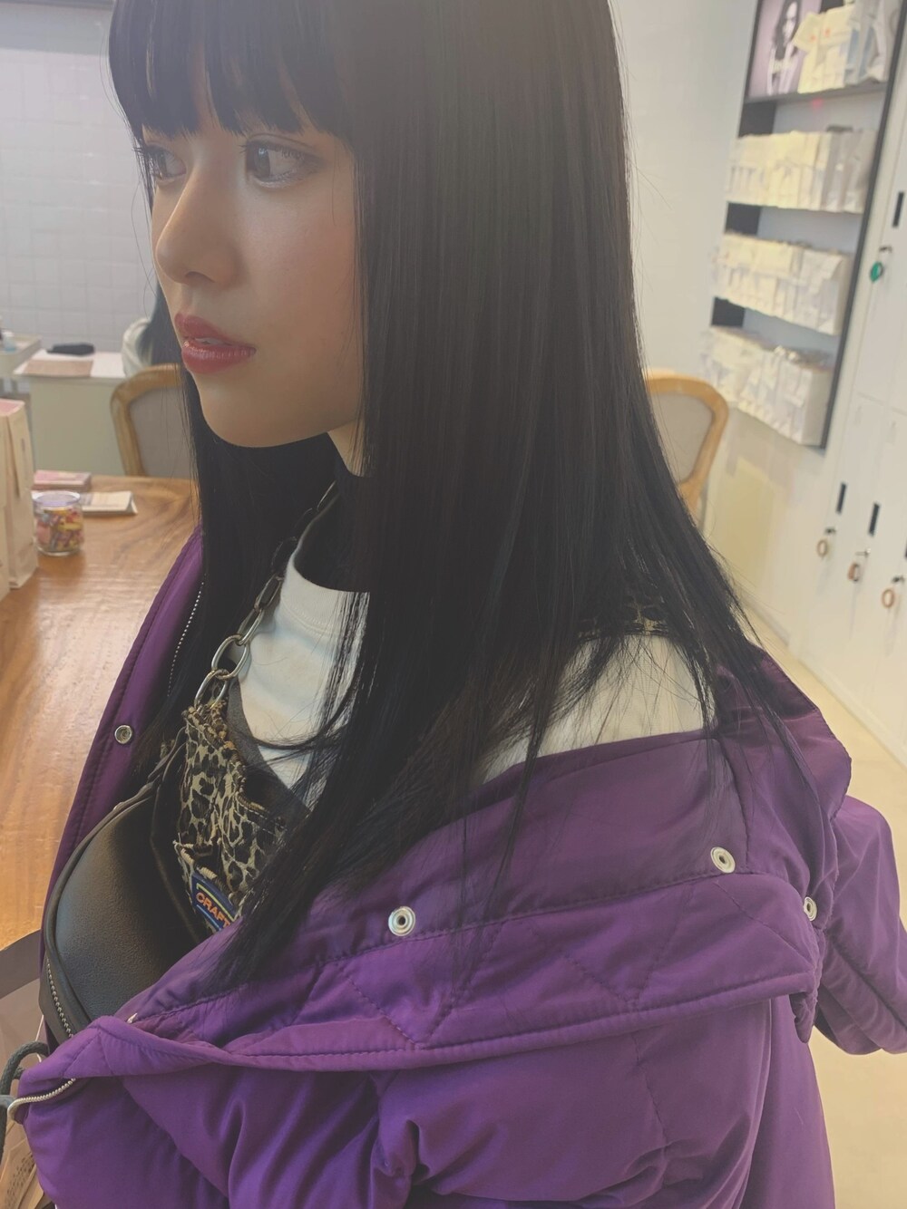 その他のベスト、ホワイト系のTシャツ/カットソー、ブラック系のニット/セーターを着用したレディースの春コーディネートの1枚目の写真