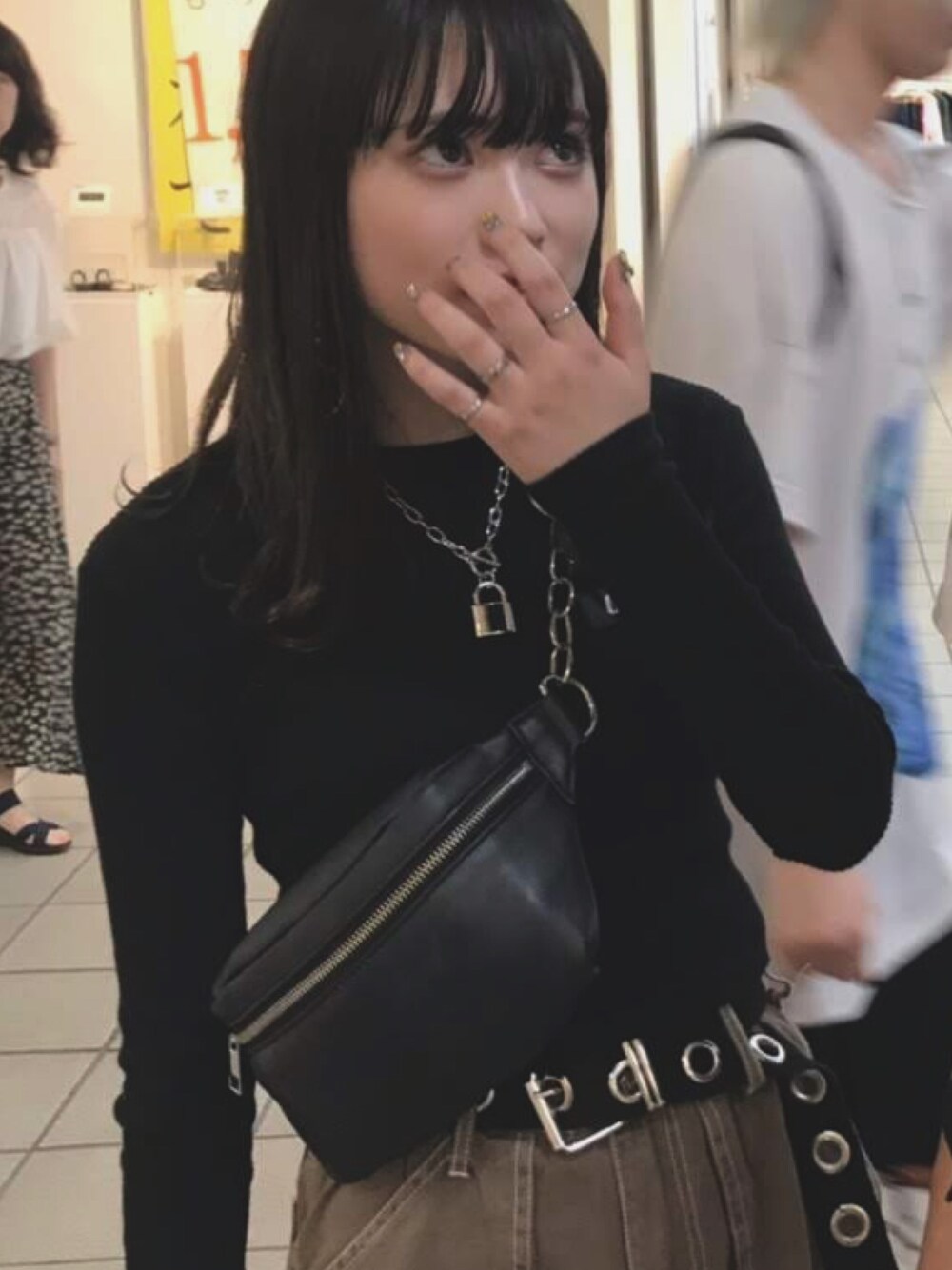 ブラック系のトップス、ブラック系のボディバッグ/ウエストポーチ、ブラウン系のその他パンツを着用したレディースの春コーディネートの1枚目の写真