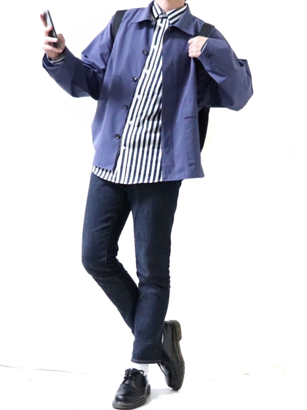 ブルー系のシャツ/ブラウス、ブルー系のブルゾン、ブルー系のデニムパンツを着用したメンズの春コーディネートの1枚目の写真