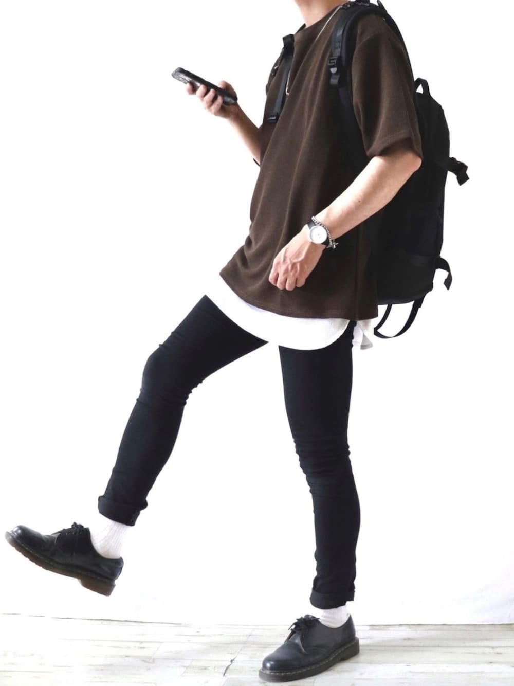 ブラウン系のTシャツ/カットソー、ホワイト系のタンクトップ、ブラック系のパンツを着用したメンズの夏コーディネートの1枚目の写真