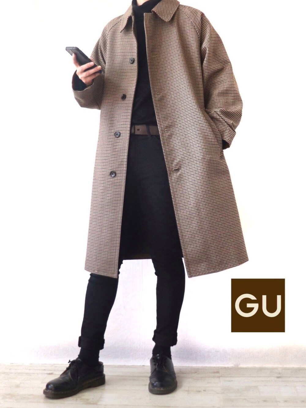 ベージュ系のジャケット/アウター、ブラック系のTシャツ/カットソー、ブラック系のパンツを着用したメンズの秋コーディネートの1枚目の写真