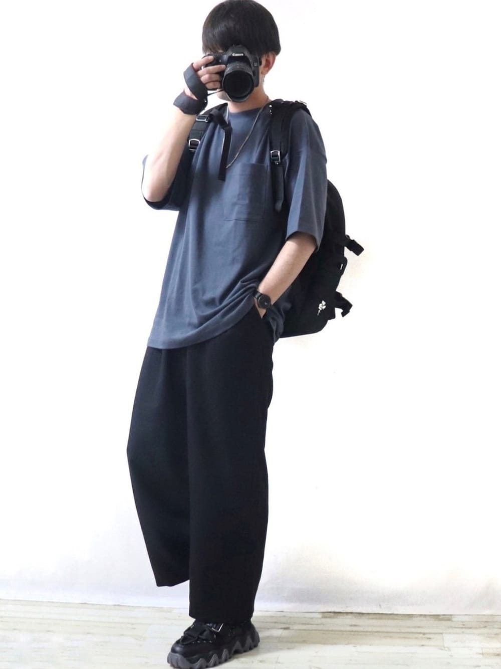 「Tシャツ、シェフパンツ、シンプルコーデ、ゆるコーデ、モノトーン、ブルー、リュック、プチプラ、お洒落さんとつながりたい、GU」｜「GUのアイテム（Tシャツ/カットソー、ブルー系）」を使った、Ryoooさん（メンズ・178cm）の春コーディネートの1枚目の写真
