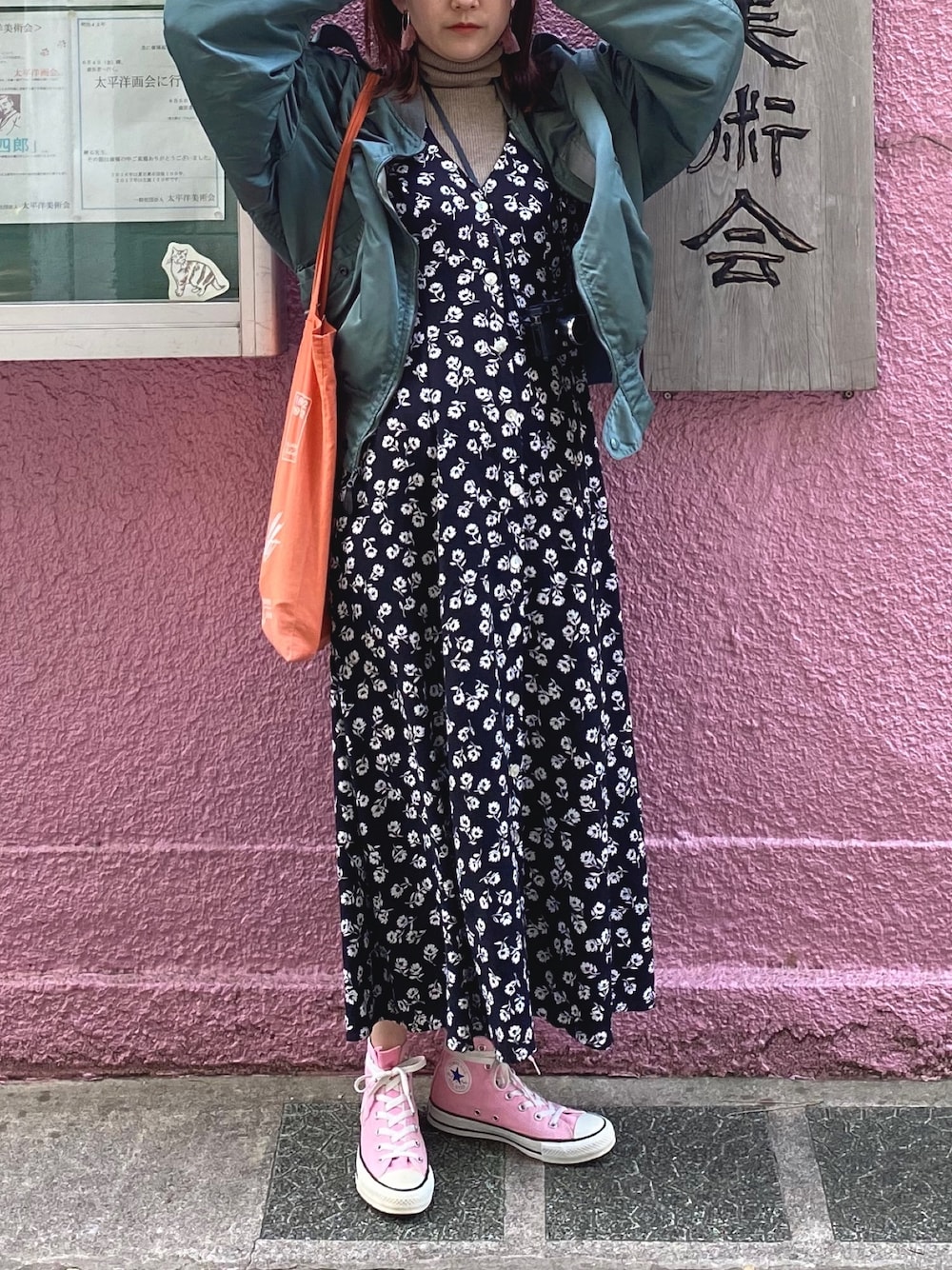 「UNIQLO、古着、古着ワンピース、コンバース、converse、スニーカー、トートバッグ、vintage、MA-1」｜「CONVERSEのCONVERSE(コンバース)NEXTAR(ネクスター) 110HI(NXHI)（スニーカー、ピンク系）」を使った、mikiさん（レディース・165cm）の春コーディネートの1枚目の写真