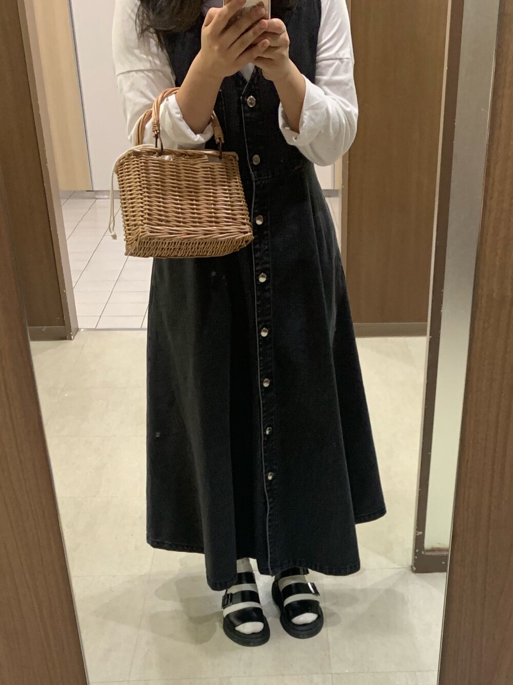 「デニムワンピース、カジュアル、ドクターマーチン、ラグアジェム」｜「LAGUA GEMのVIOLET DENIM LONG ワンピース（ワンピース、ブラック系）」を使った、あいうえおさん（レディース・156cm）の春コーディネートの1枚目の写真