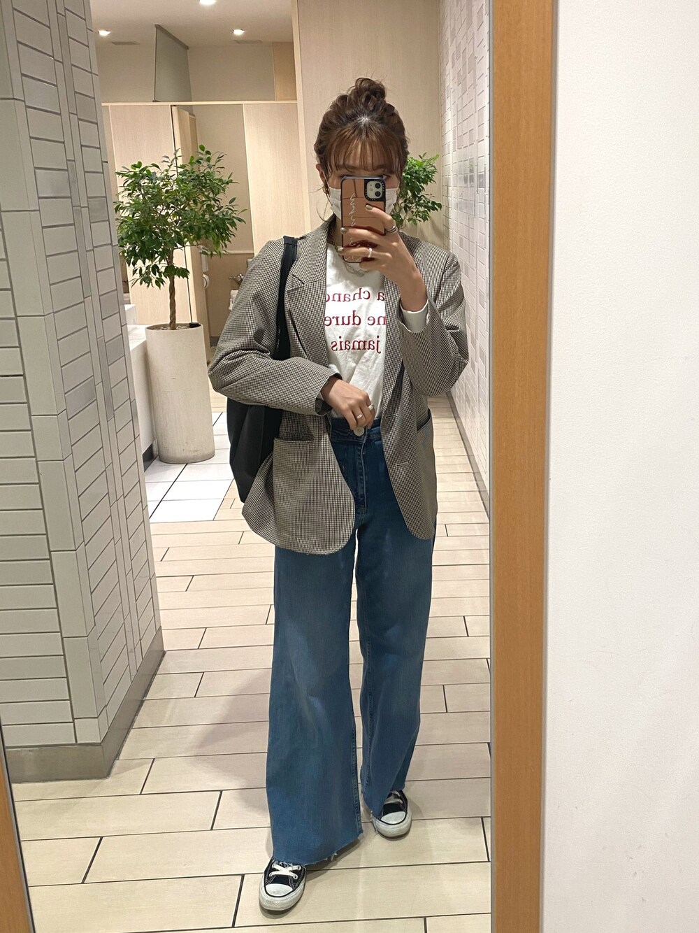 「カジュアルコーデ、コンバース ハイカット、スニーカー女子、ワイドデニムパンツ、デニムパンツ、ジャケット×デニム、春コーデ、お団子ヘアー」｜「LOWRYS FARMのロゴプリントＴＥＥＬＳ　930204（Tシャツ/カットソー、ホワイト系）」を使った、hikaru.さん（レディース・164cm）の春コーディネートの1枚目の写真