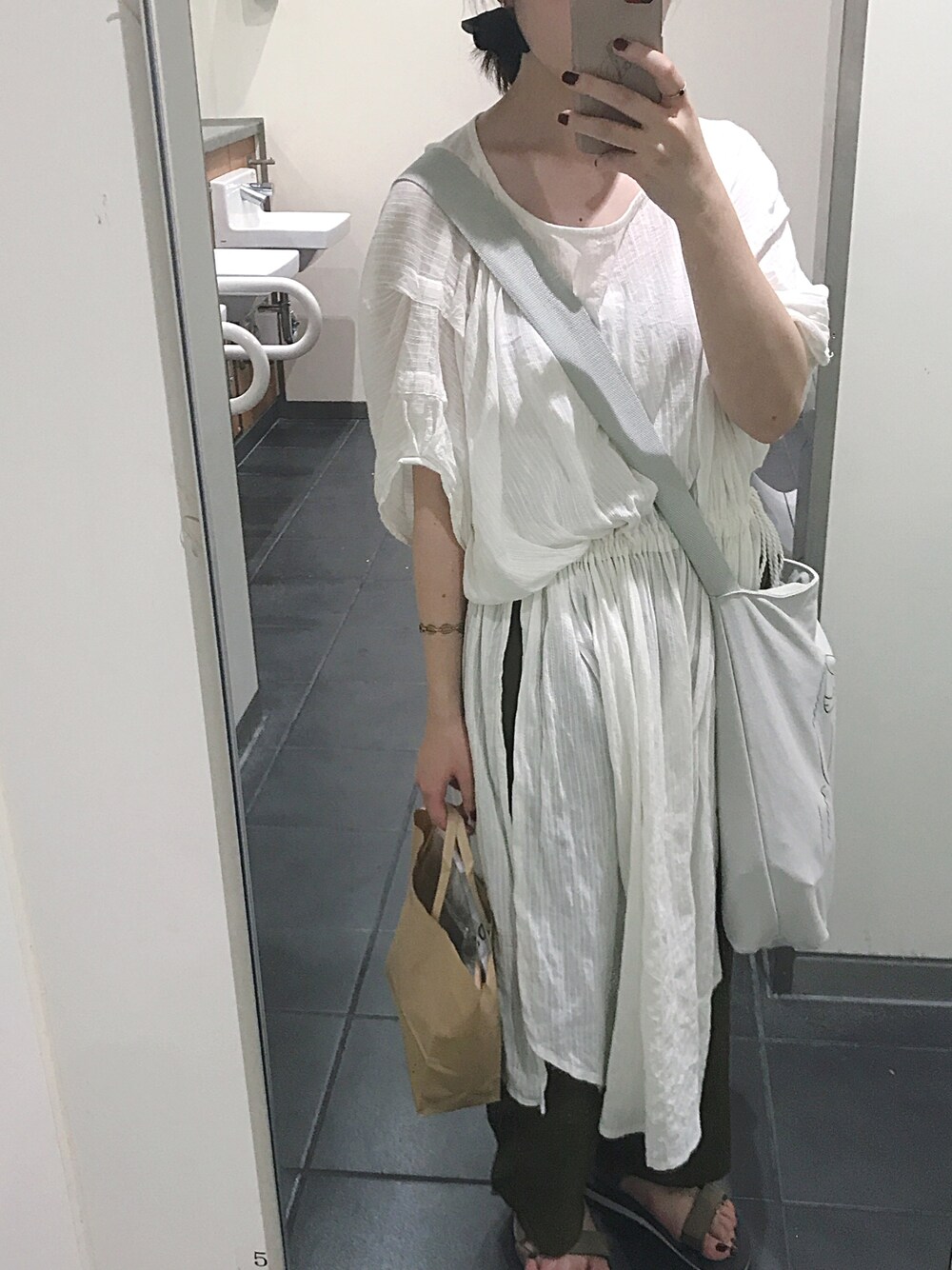 「夏、楽チンコーデ、ワンピース、夏セールで買いました、パンツスタイル、スリット、カーキ、サンダル、dansko、ムック本」｜「Aminaのアイテム（ワンピース、ホワイト系）」を使った、mmi⚘さん（レディース・153cm）の夏コーディネートの1枚目の写真