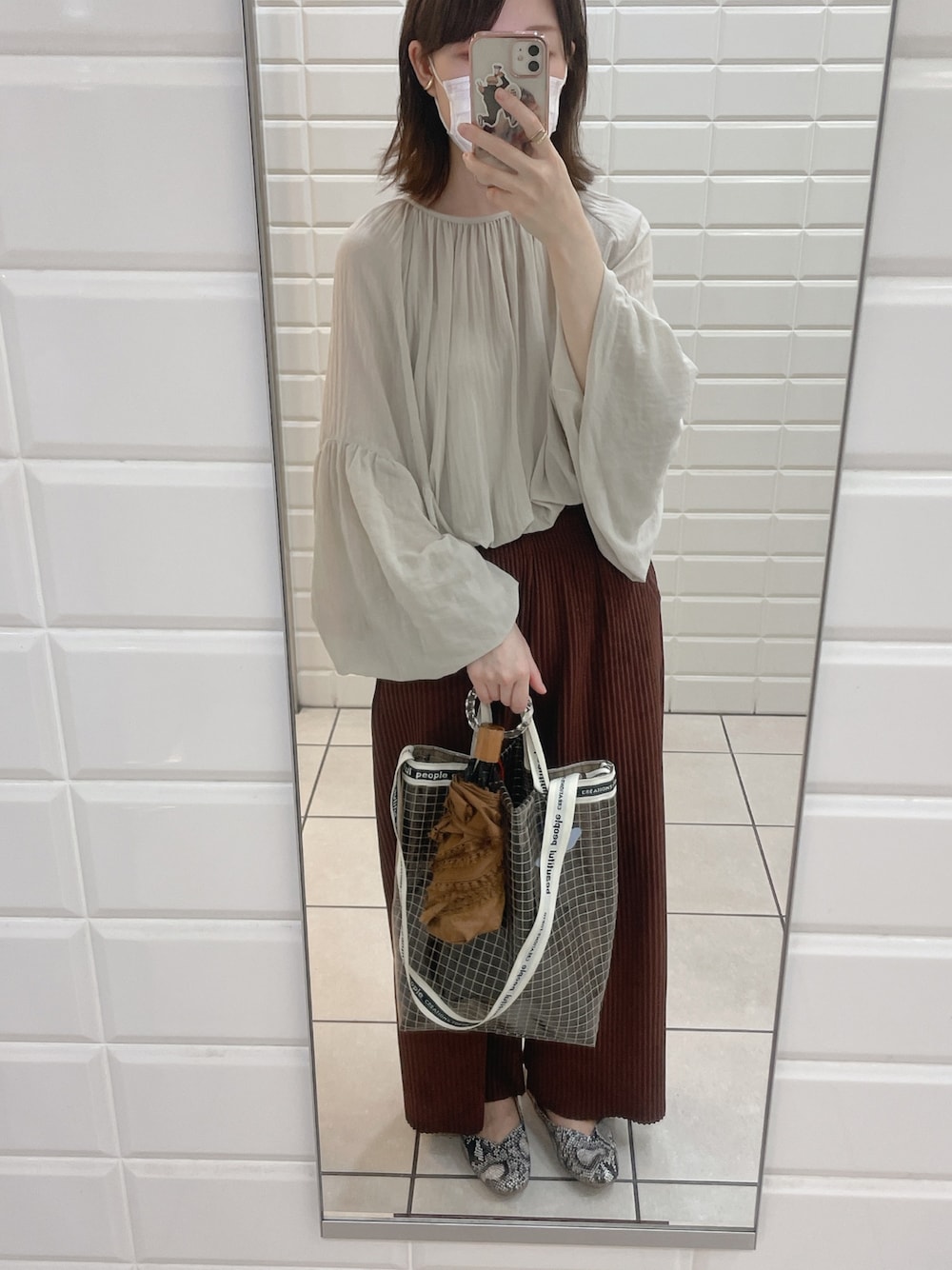 「シンプル、パンツスタイル、ボリューム袖、低身長、ワイドパンツ、パイソン、ビニールバック」｜「AMERICAN HOLICのシアージョーゼットギャザーブラウス　＊●（シャツ/ブラウス、グレー系）」を使った、mmi⚘さん（レディース・153cm）の春コーディネートの1枚目の写真