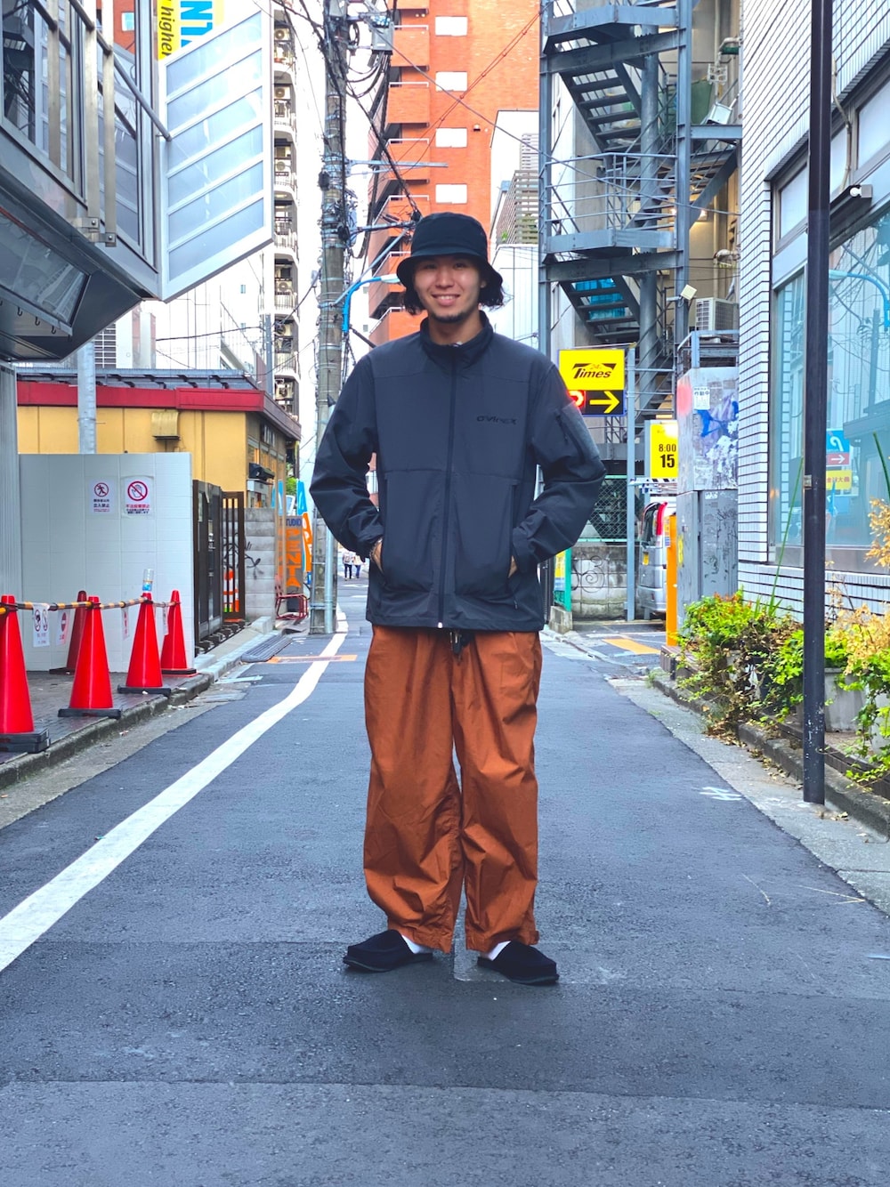 AVIREXのアイテムを使った「パラシュートパンツ」の人気ファッション