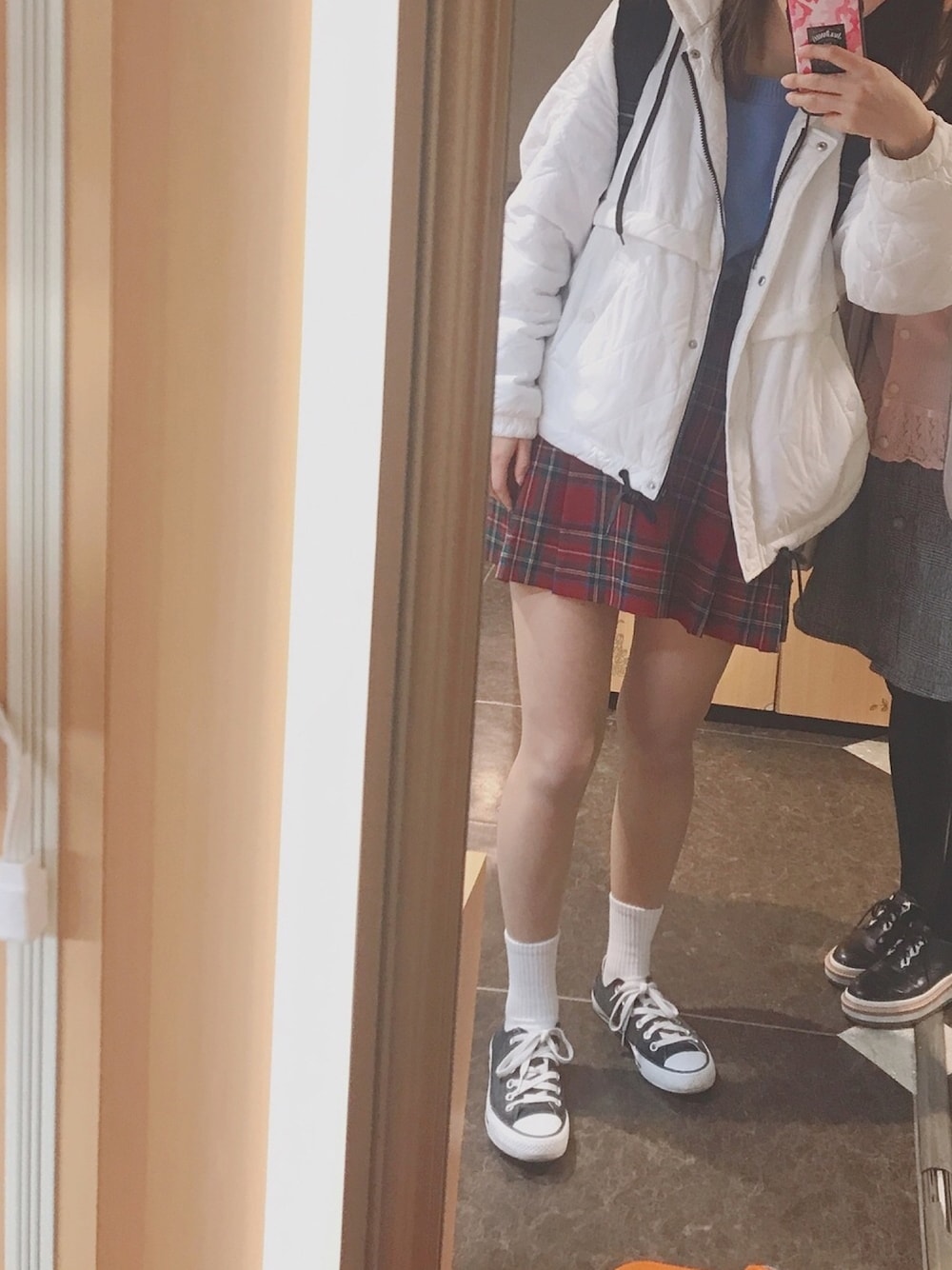 「サンリオ、サンリオピューロランド、ニット、サックスブルー、赤チェック、制服、スニーカー、コンバース」｜「GUのアイテム（スカート、レッド系）」を使った、hi_chanさん（レディース・163cm）の冬コーディネートの1枚目の写真
