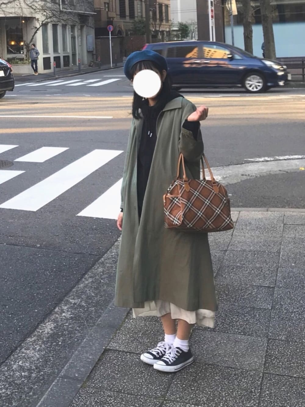 「スニーカー、パーカー、スカート、バーバリー、ベレー帽、帽子、コンバース、古着、古着コーデ」｜「BURBERRYのアイテム（トートバッグ、ブラウン系）」を使った、hi_chanさん（レディース・163cm）の冬コーディネートの1枚目の写真