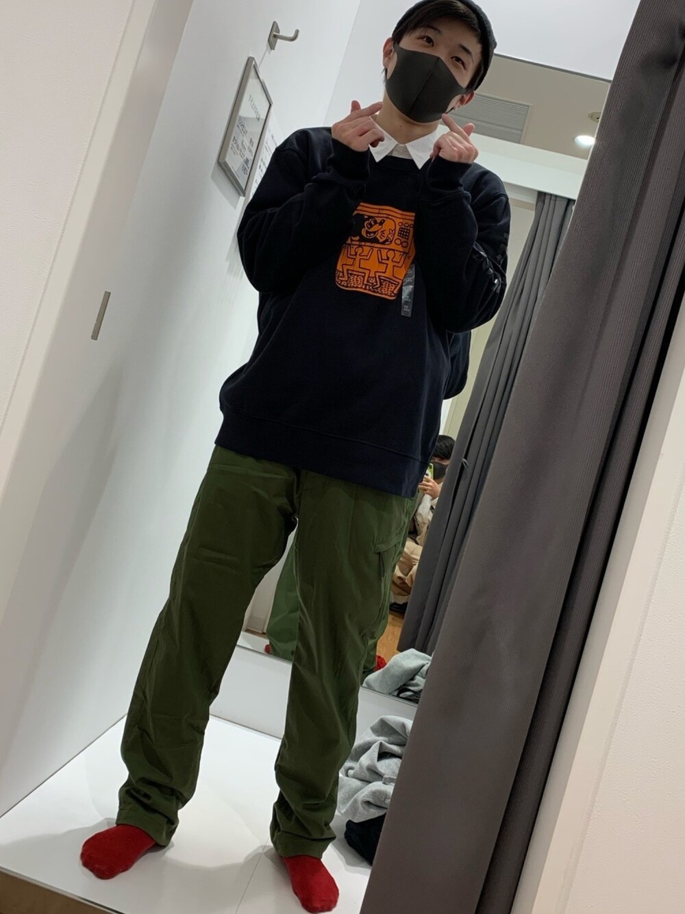 「おしゃれさんと繋がりたい、冬のコーデ、シンプルコーデ、ユニクロ、スウェット、ミッキー、シャツ、カーゴパンツ、いいね、save、フォローお願いします🤑、冬」｜「UNIQLOのアイテム（スウェット、ブラック系）」を使った、ひろぴぴさん（メンズ・166cm）の冬コーディネートの1枚目の写真