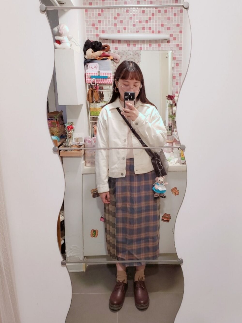 ホワイト系のその他アウター、ベージュ系のトップス、ブラウン系のシューズを着用したレディースの秋コーディネートの1枚目の写真