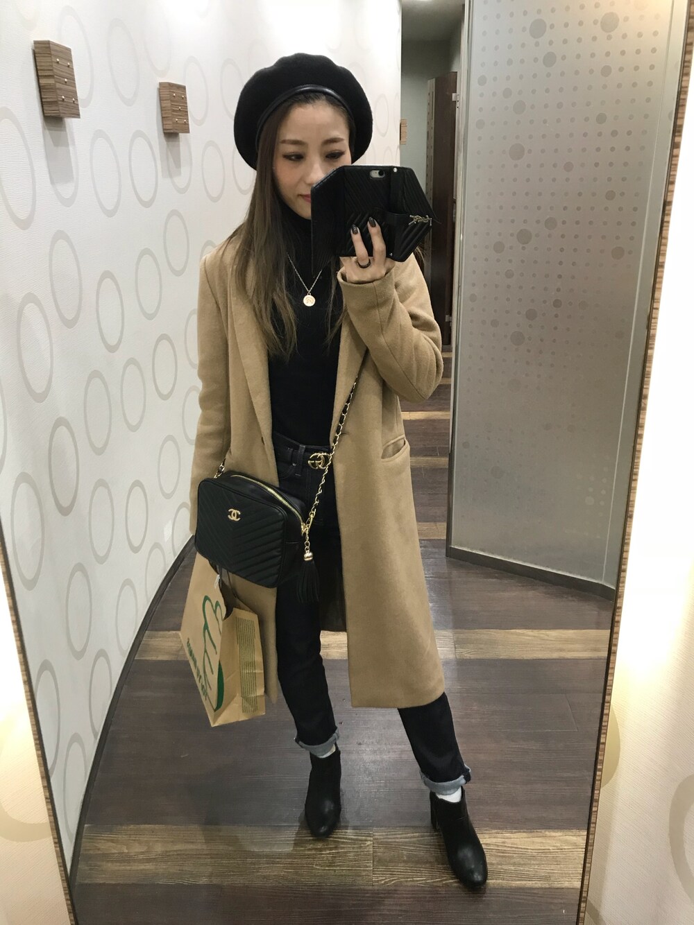 「UNIQLO、ハイライズシガレットジーンズ、リブニット、ウエストイン、シンプル、ベレー帽、大人カジュアル」｜「URBAN RESEARCHのUR ロングチェスターコート（チェスターコート、ベージュ系）」を使った、N a h oさん（レディース・153cm）の冬コーディネートの1枚目の写真