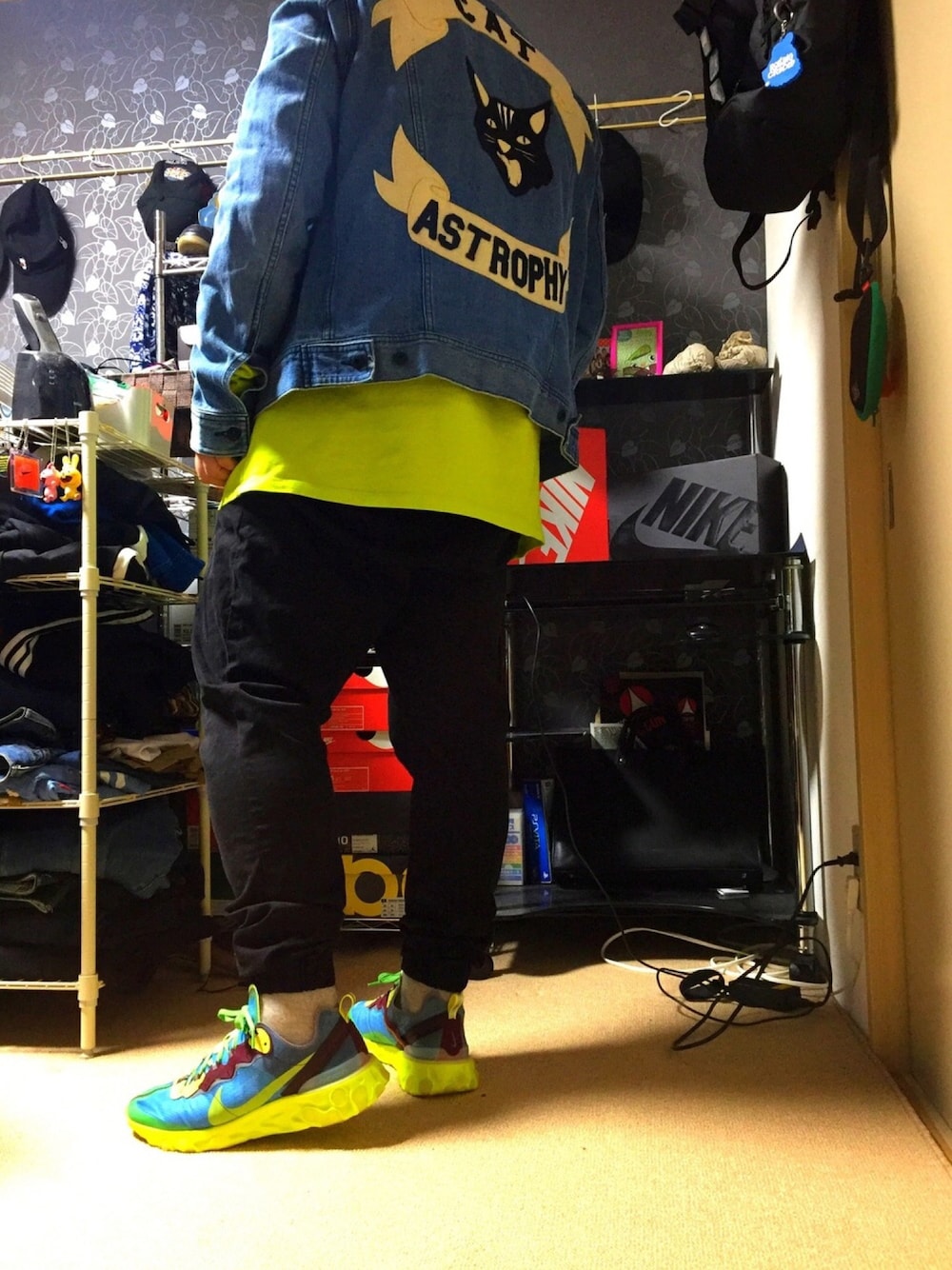 ブルー系のデニムジャケット、イエロー系のTシャツ/カットソー、ブラック系のその他パンツを着用したメンズの秋コーディネートの1枚目の写真