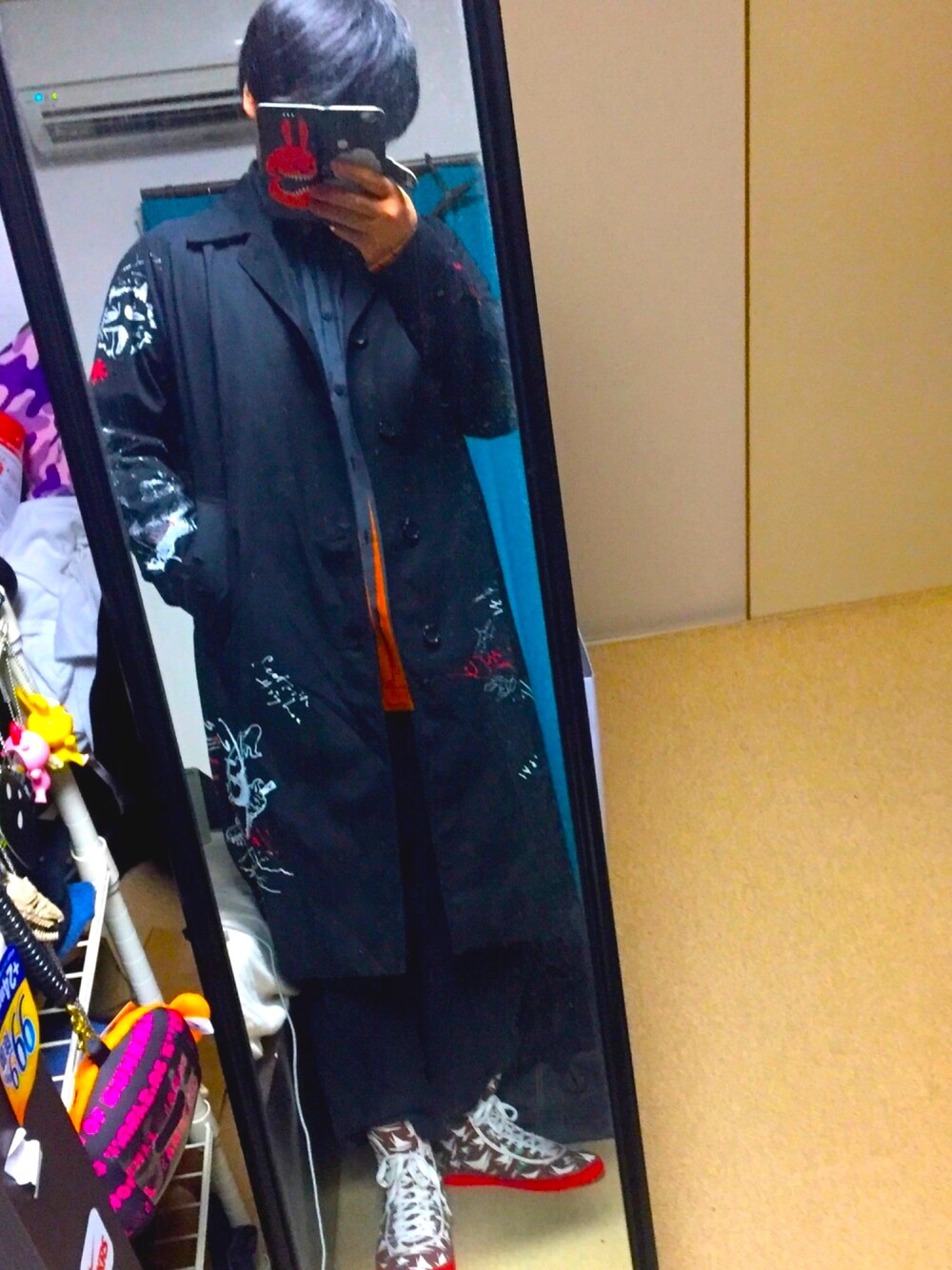 ブラック系のトレンチコート、ブラック系のシャツ/ブラウス、ブラック系のその他パンツを着用したメンズの夏コーディネートの1枚目の写真