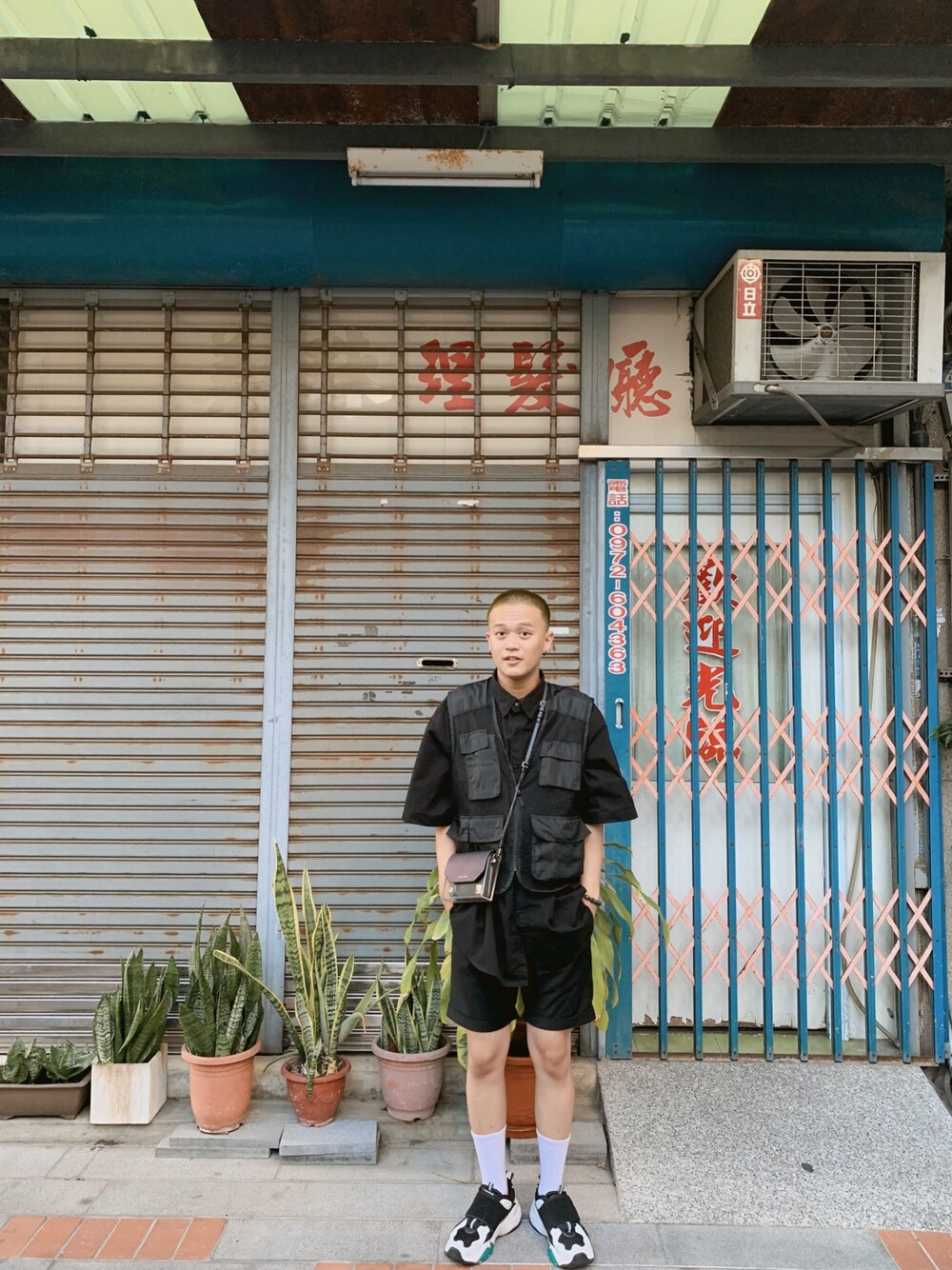 「ootd、球鞋、oversize、黑白搭配、工裝褲」｜「CHARLES & KEITHのアイテム（ショルダーバッグ、その他）」を使った、黃姓少年さん（メンズ・175cm）の夏コーディネートの1枚目の写真