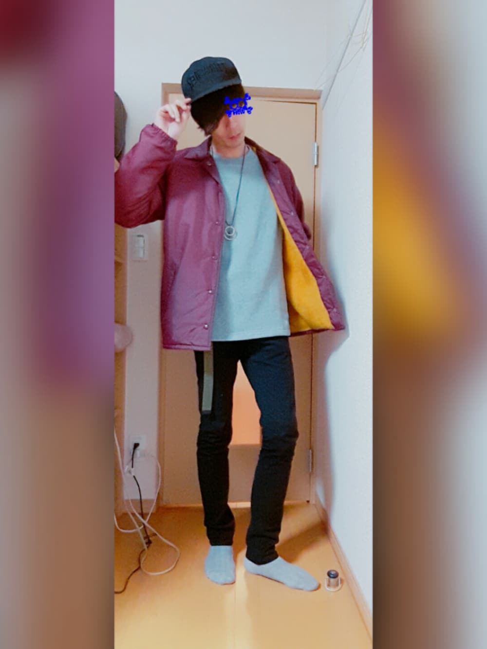 レッド系のブルゾン、グレー系のスウェット、ブラック系のキャップを着用したメンズの冬コーディネートの1枚目の写真