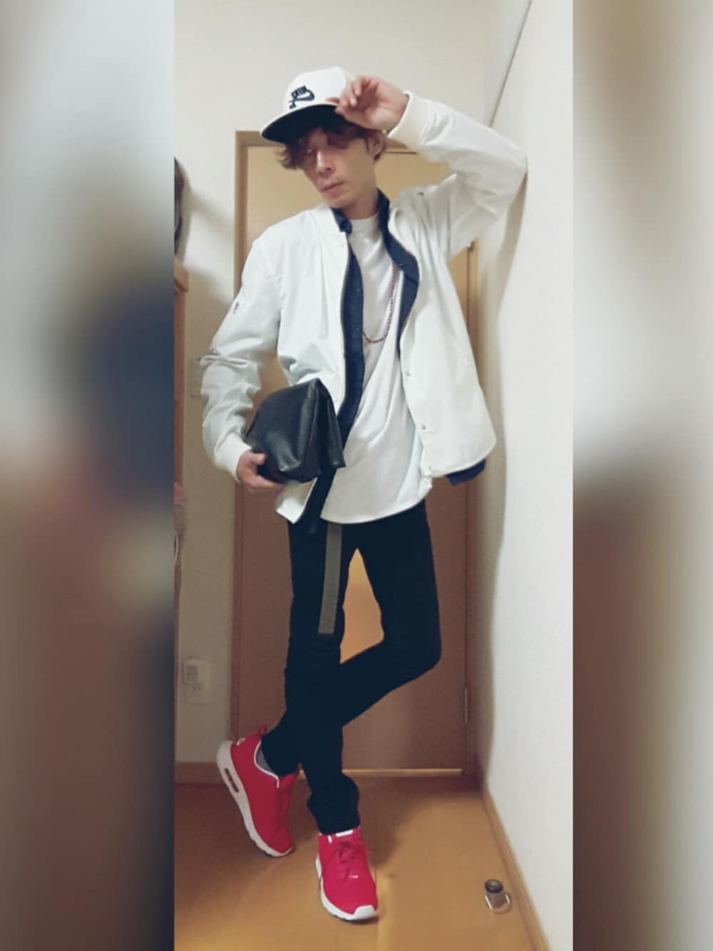 ホワイト系のブルゾン、レッド系のスニーカー、ホワイト系のTシャツ/カットソーを着用したメンズの春コーディネートの1枚目の写真