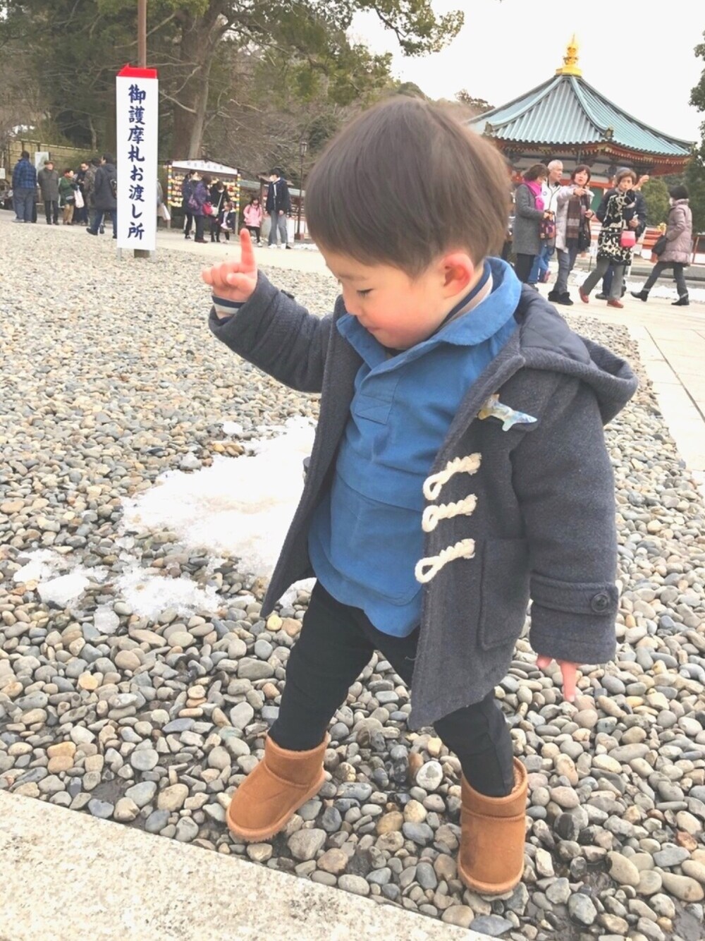 「タートルネック、デニムシャツ、スキニー、黒スキニー、ダッフルコート、男の子コーデ、むすこーで、おとこのこ、keittio、ブーツ」｜「BRANSHESのフェイクムートンブーツ（ブーツ、イエロー系）」を使った、rioさん（キッズ・80cm）の冬コーディネートの1枚目の写真