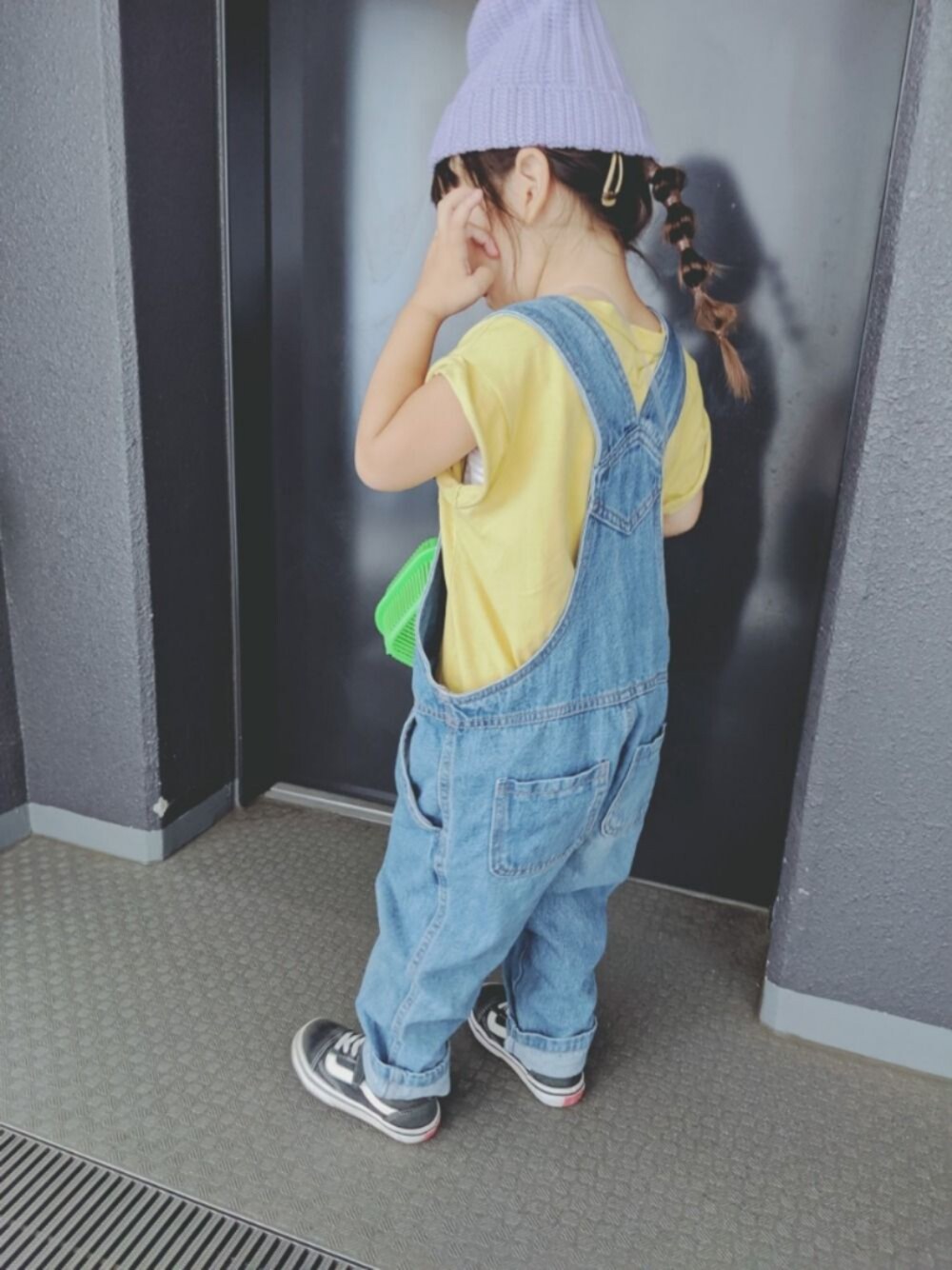 「韓国子供服、2歳、VANS」｜「monmimiのアイテム（サロペット/オーバーオール、ブルー系）」を使った、meさん（キッズ・90cm）の秋コーディネートの1枚目の写真