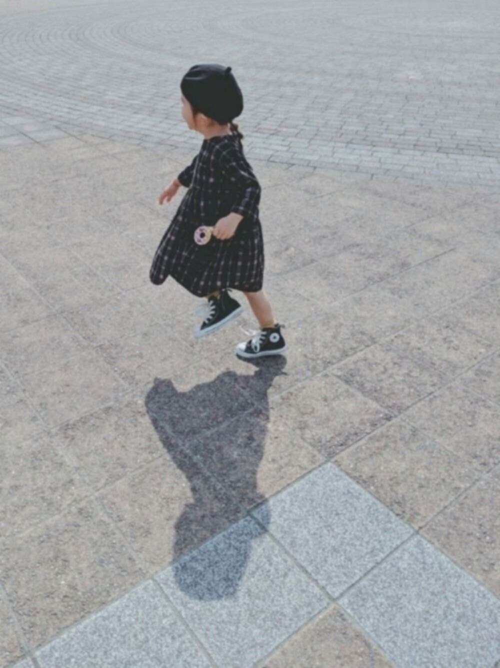 「2歳、韓国子供服、おんなのこ、キッズコーデ、チェック柄に恋してる」｜「韓国子供服のアイテム（ハンチング/ベレー帽、ブラック系）」を使った、meさん（キッズ・90cm）の秋コーディネートの1枚目の写真