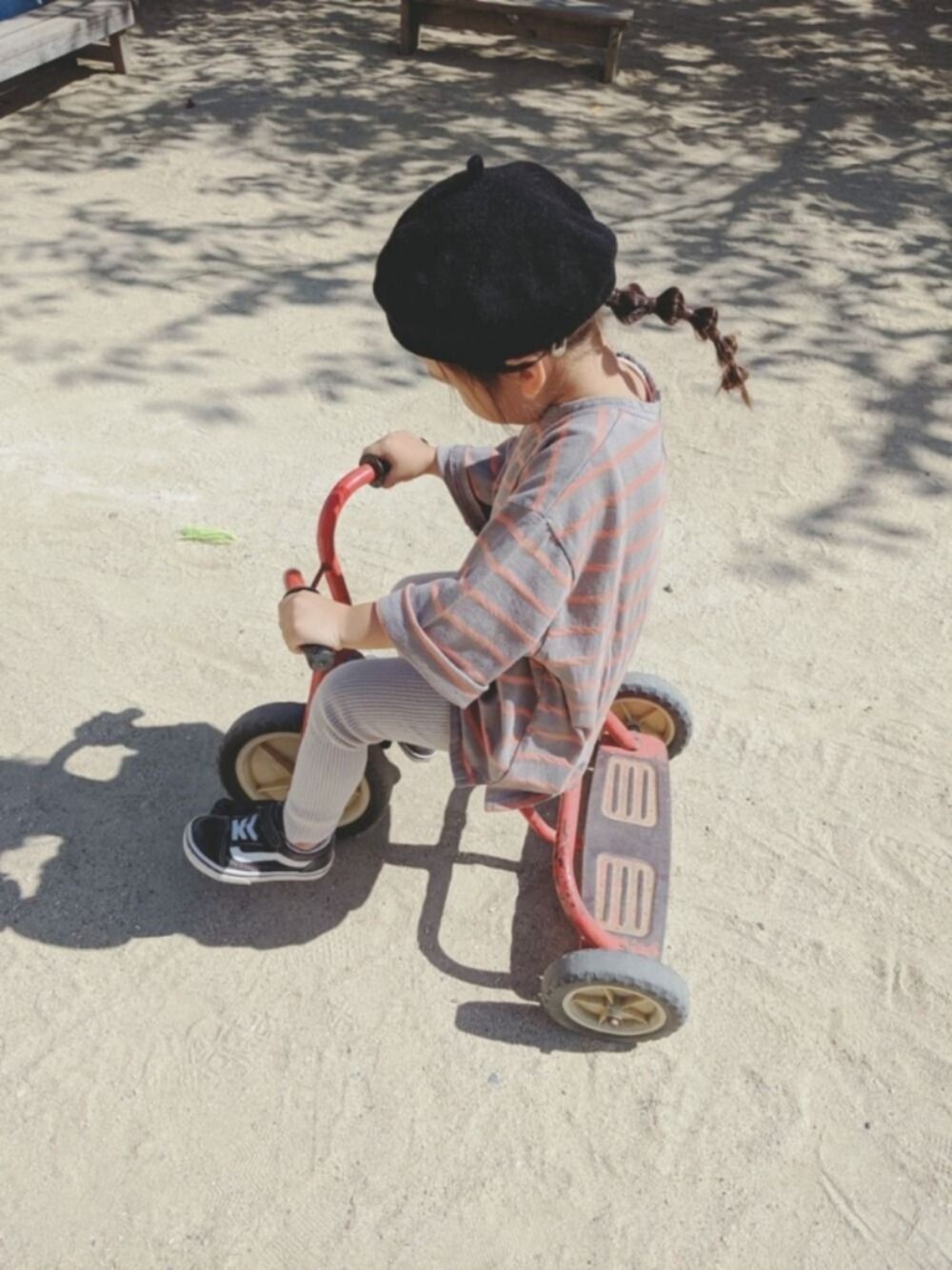 「韓国子供服、キッズコーデ、2歳」｜「韓国子供服のアイテム（ハンチング/ベレー帽、ブラック系）」を使った、meさん（キッズ・90cm）の秋コーディネートの1枚目の写真