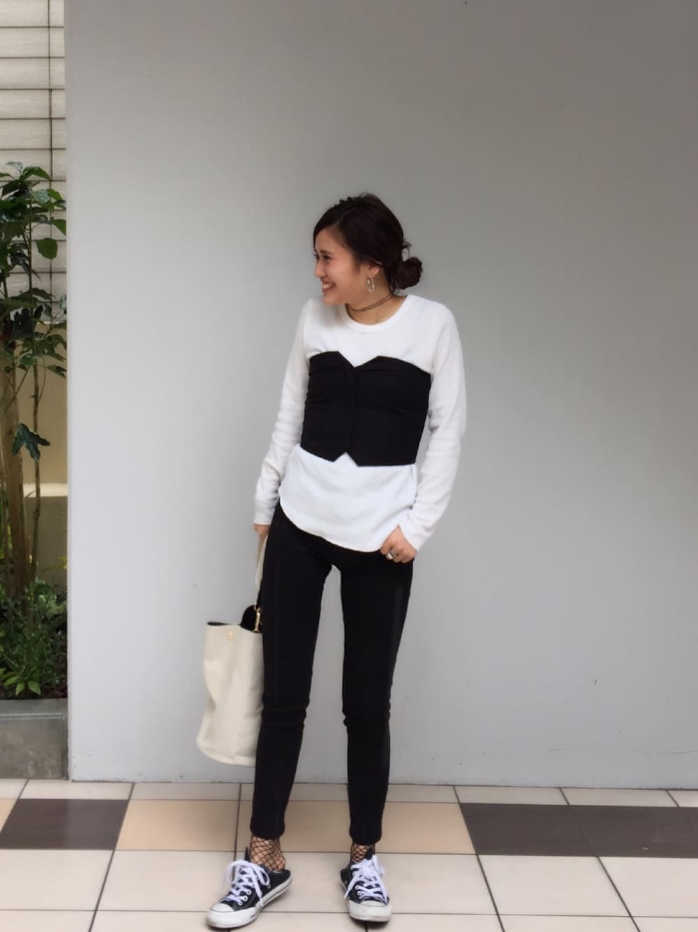 ブラック系のチューブトップ、ブラック系のショルダーバッグ、ブラック系のチョーカーを着用したレディースの春コーディネートの1枚目の写真