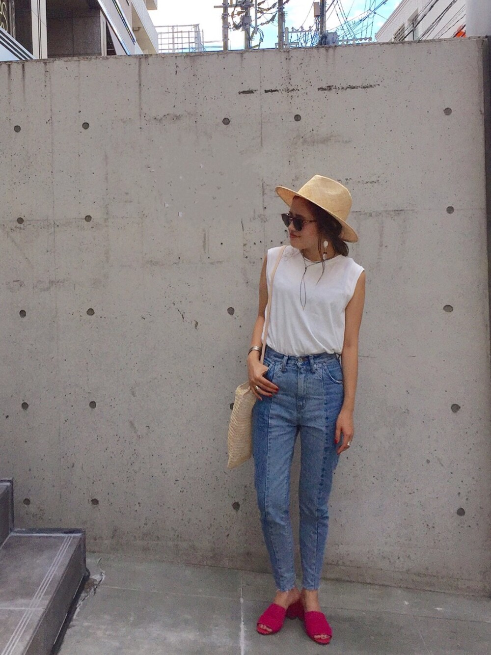 「TODAYFUL、LIFEs、denim」｜「TODAYFULのBOXタンクトップ（タンクトップ、ホワイト系）」を使った、YUMEKA YAMASAKIさん（レディース・152cm）の夏コーディネートの1枚目の写真
