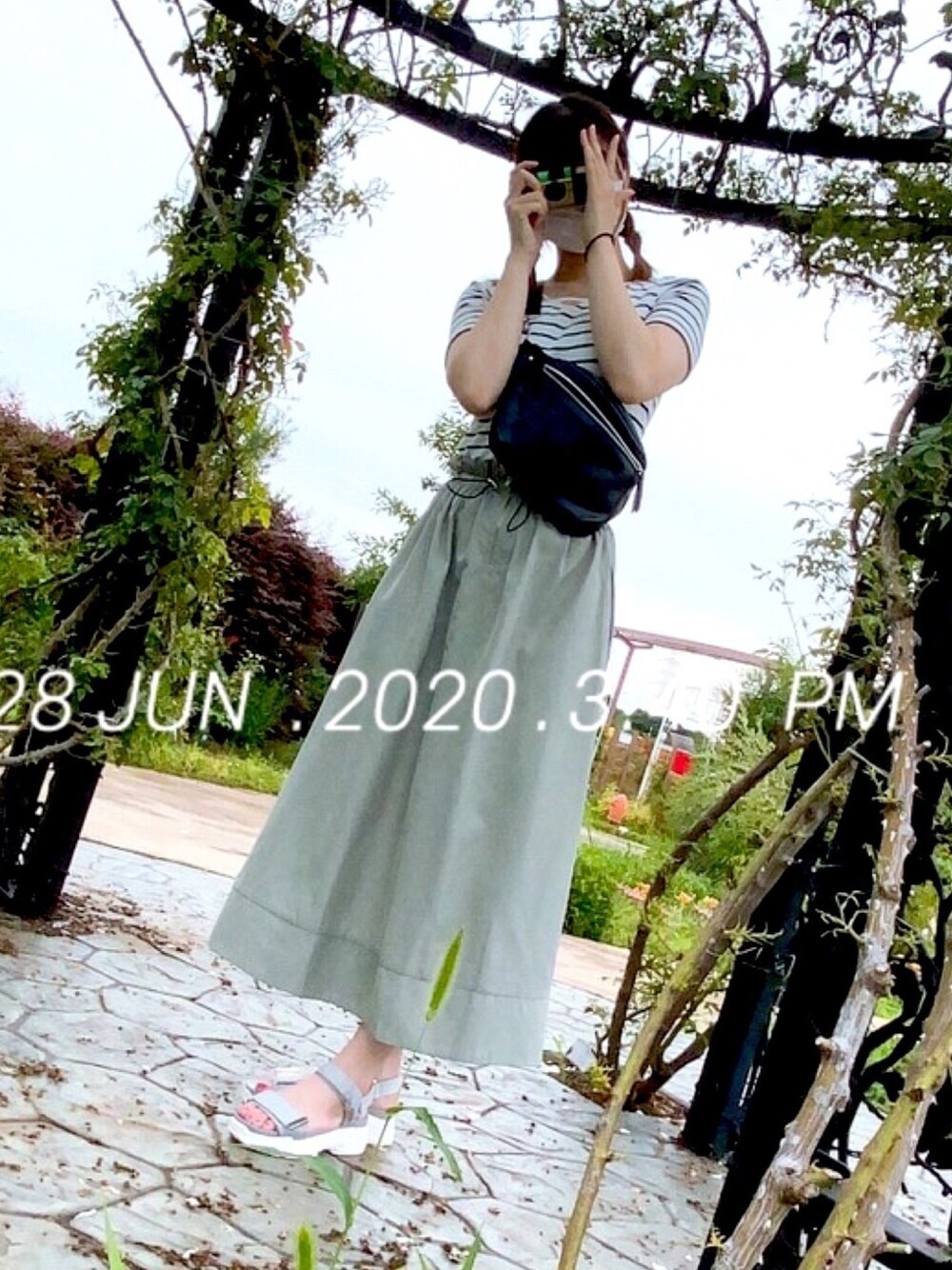 「デート、動物園、スカート、おしゃれさんと繋がりたい」｜「INGNIのアイテム（Tシャツ/カットソー、ホワイト系）」を使った、SHIHOさん（レディース・166cm）の夏コーディネートの1枚目の写真