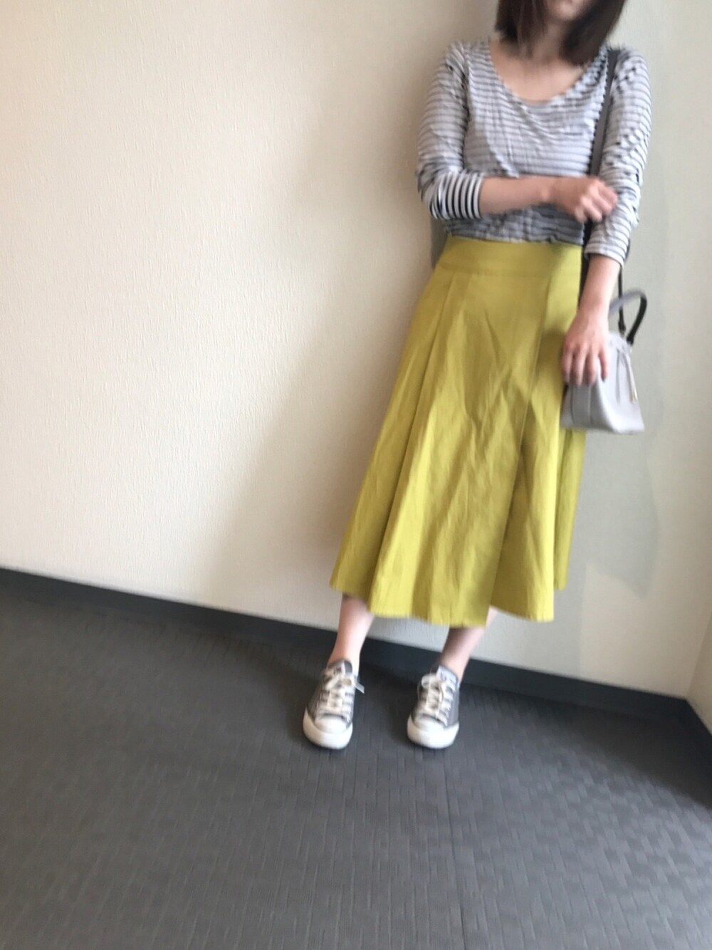 「ミモレ丈スカート、ボーダー、コンバース」｜「CONVERSEの【CONVERSE】ALLSTAR OX（スニーカー、グレー系）」を使った、keicoさん（レディース・156cm）の夏コーディネートの1枚目の写真