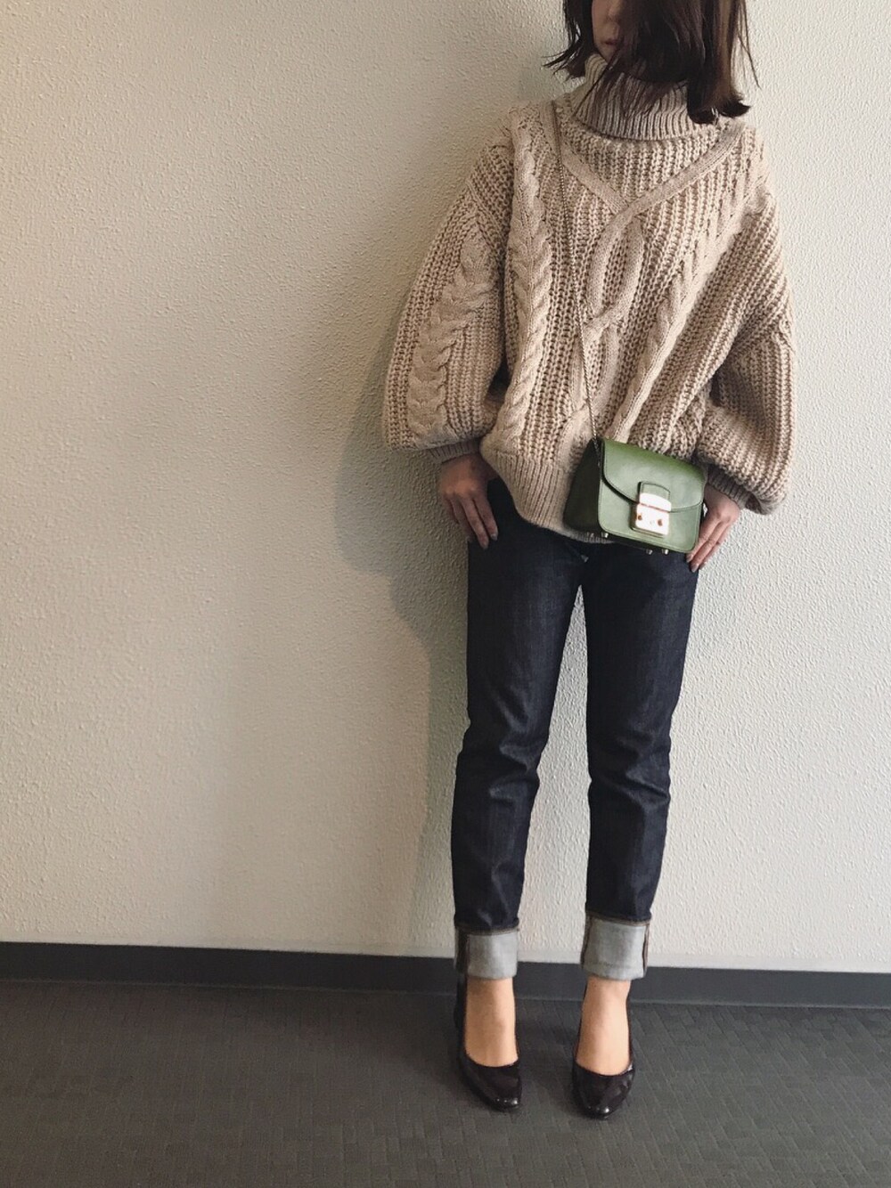 「ざっくりニット、デニムコーデ」｜「H&Mのアイテム（ニット/セーター、ベージュ系）」を使った、keicoさん（レディース・156cm）の秋コーディネートの1枚目の写真