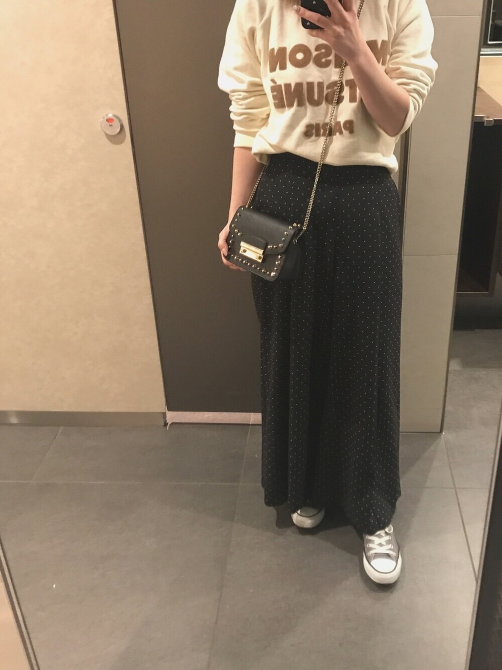 「シンプルコーデ、大人カジュアル、ドットパンツ、スウェット、kitsune、ラクチンコーデ」｜「Maison Kitsuneのアイテム（スウェット、ホワイト系）」を使った、keicoさん（レディース・156cm）の春コーディネートの1枚目の写真