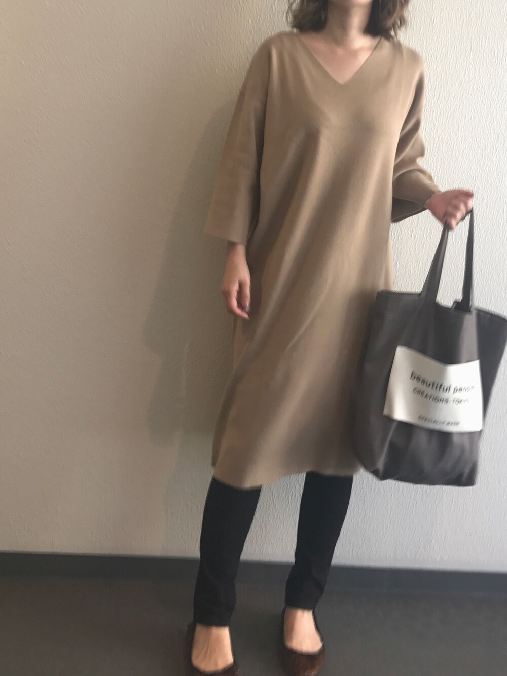 「スキニー、UNIQLO、シンプルコーデ、秋のコーデ、カジュアルコーデ、きれいめカジュアル」｜「Spick & Spanのソウハリワンピース◆（ワンピース、ベージュ系）」を使った、keicoさん（レディース・156cm）の秋コーディネートの1枚目の写真