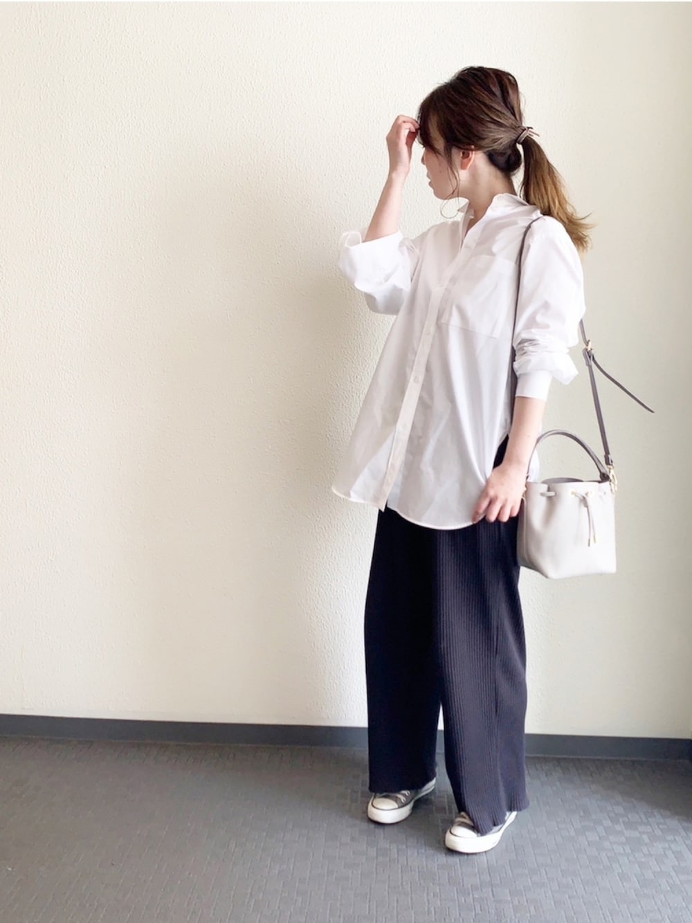 「春コーデ、白シャツ、シンプルコーデ、春夏コーデ、大人カジュアル、モノトーンコーデ、リブパンツ、シャツ好き集まれ、シャツスタイル」｜「Spick & Spanのタイプライターロングシャツ2◆（シャツ/ブラウス、ホワイト系）」を使った、keicoさん（レディース・156cm）の春コーディネートの1枚目の写真