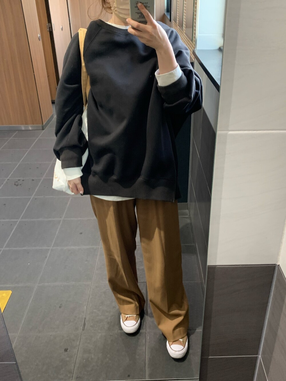 「メンズライク、メンズコーデ、スウェット、スニーカー、シンプル、カジュアル、オーバーサイズ、レイヤードスタイル」｜「Spick & Spanのサイドジップダンボールプルオーバー2◆（スウェット、グレー系）」を使った、keicoさん（レディース・156cm）の春コーディネートの1枚目の写真