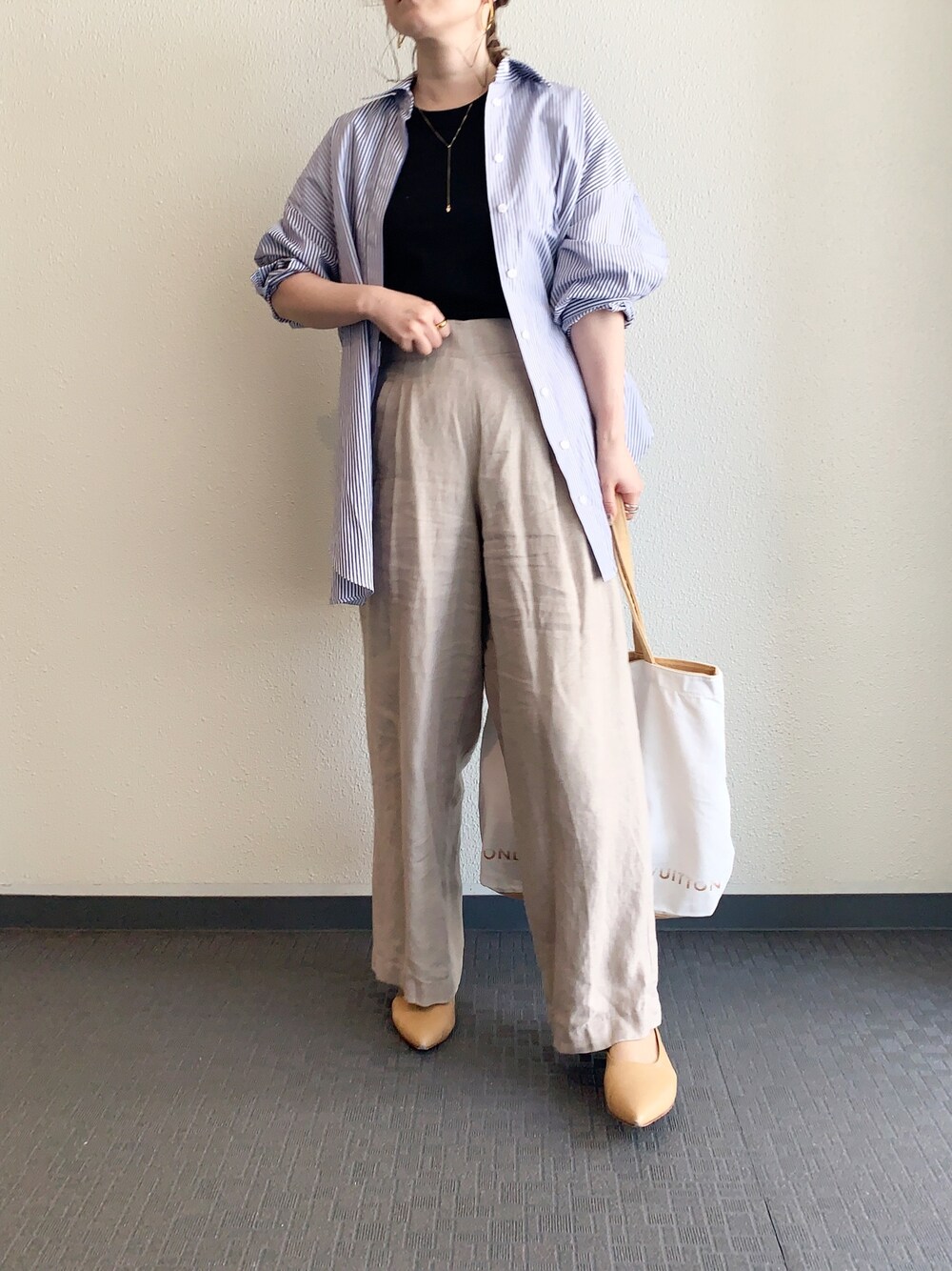「大人カジュアル、春カラースタイル、春コーデ、オフィスカジュアル、低身長コーデ、おしゃれさんと繋がりたい、ストライプシャツ、麻パンツ、今日のコーデ、シンプルコーデ」｜「SHIPSのリネンマリンパンツ◇（その他パンツ、ベージュ系）」を使った、keicoさん（レディース・156cm）の春コーディネートの1枚目の写真