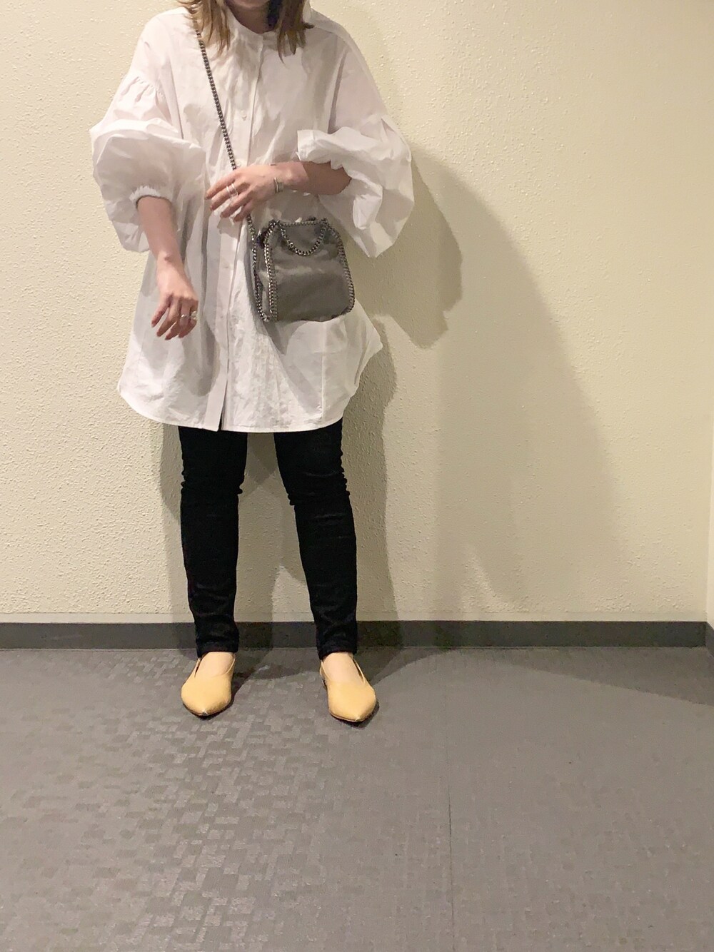 「春コーデ、大人カジュアル、ブラウス、ボリューム袖、モノトーン、低身長、シャツスタイル、お洒落さんとつながりたい、ユニクロ、今日のコーデ」｜「DouDouのウォッシャブルコットンバックリボンブラウス（シャツ/ブラウス、ホワイト系）」を使った、keicoさん（レディース・156cm）の春コーディネートの1枚目の写真