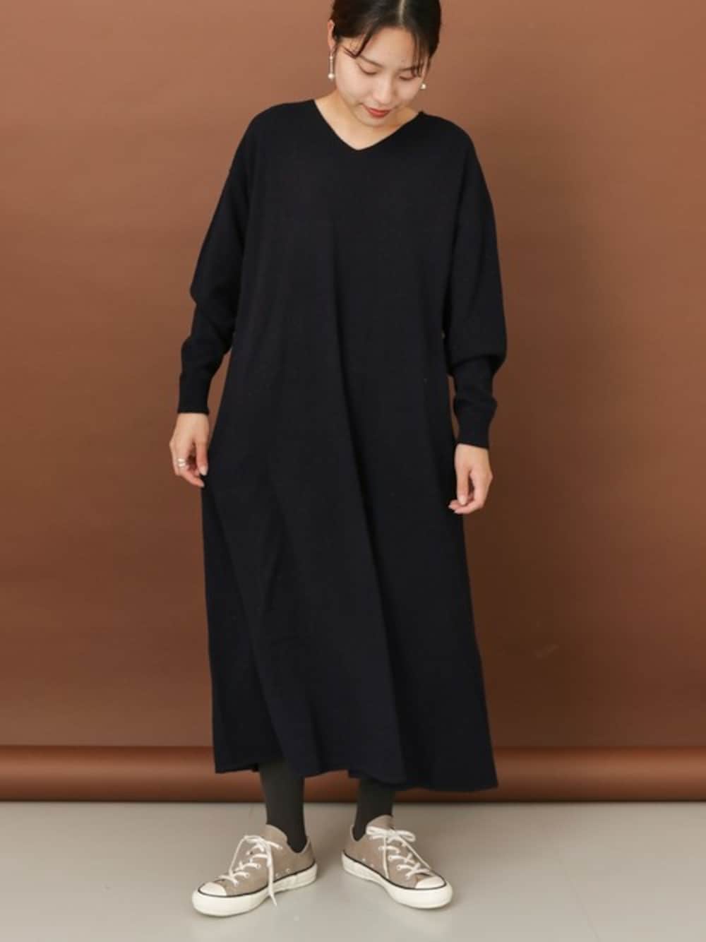 ブルー系のワンピース、グレー系のスニーカーを着用したレディースの秋コーディネートの1枚目の写真