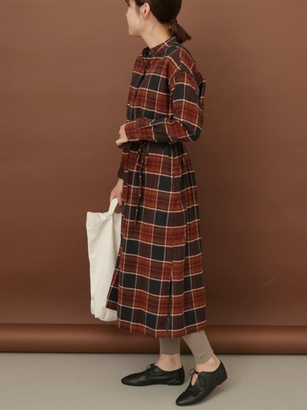 グリーン系のワンピース、ブラック系のその他シューズを着用したレディースの秋コーディネートの1枚目の写真