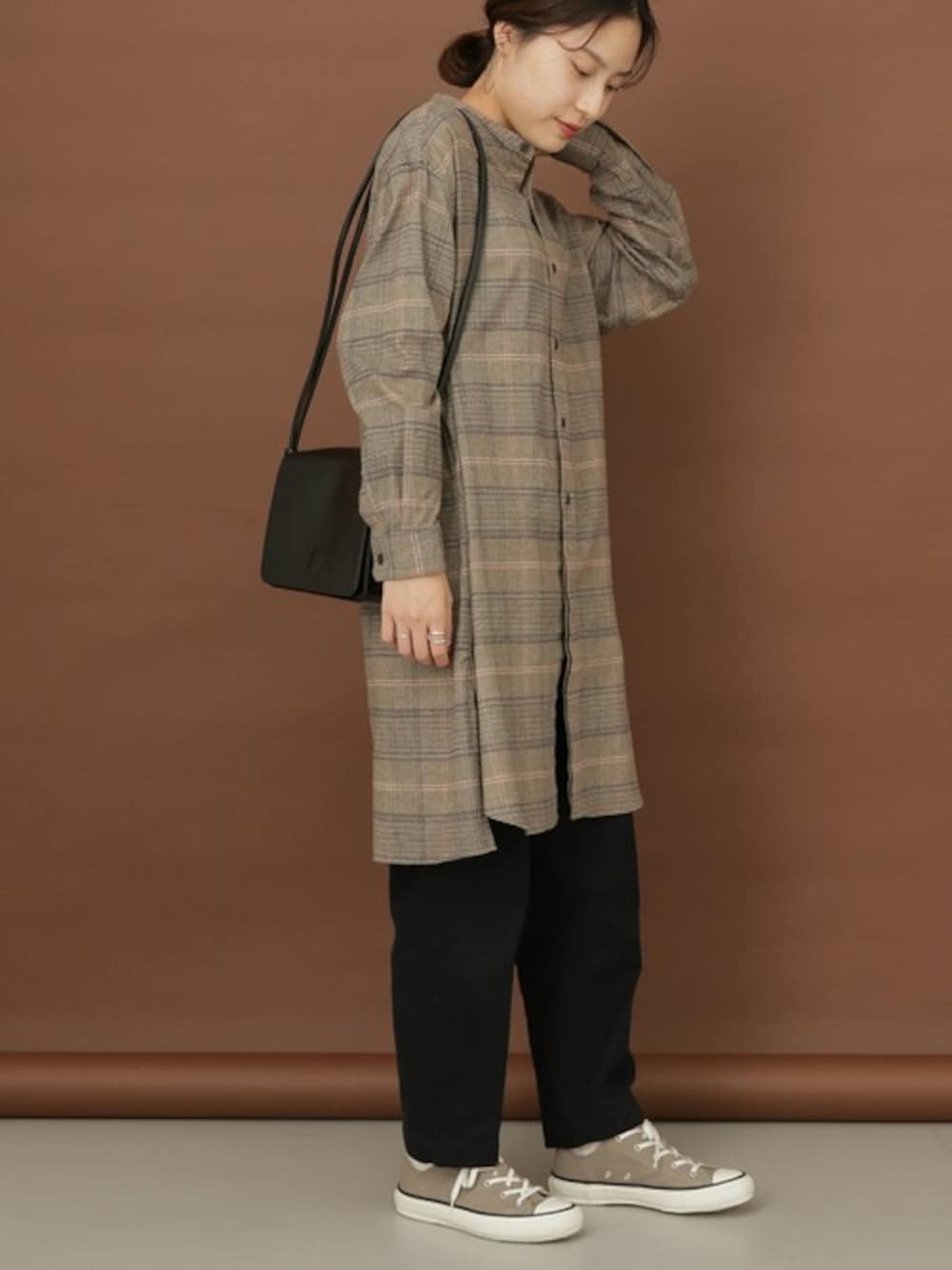 ベージュ系のシャツ/ブラウス、ブルー系のその他パンツ、グレー系のスニーカーを着用したレディースの秋コーディネートの1枚目の写真